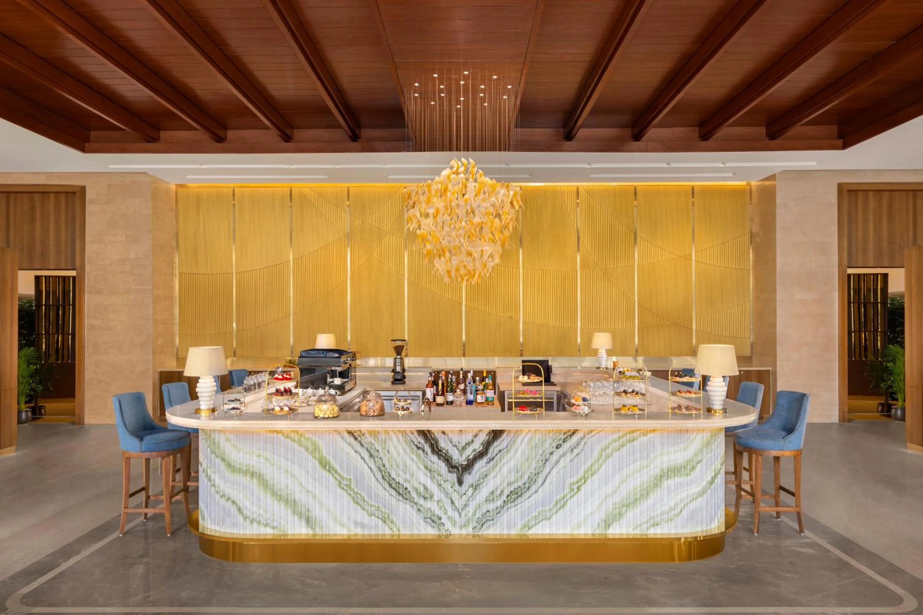 Lounge or bar in Taj Surajkund Resort & Spa, Delhi NCR