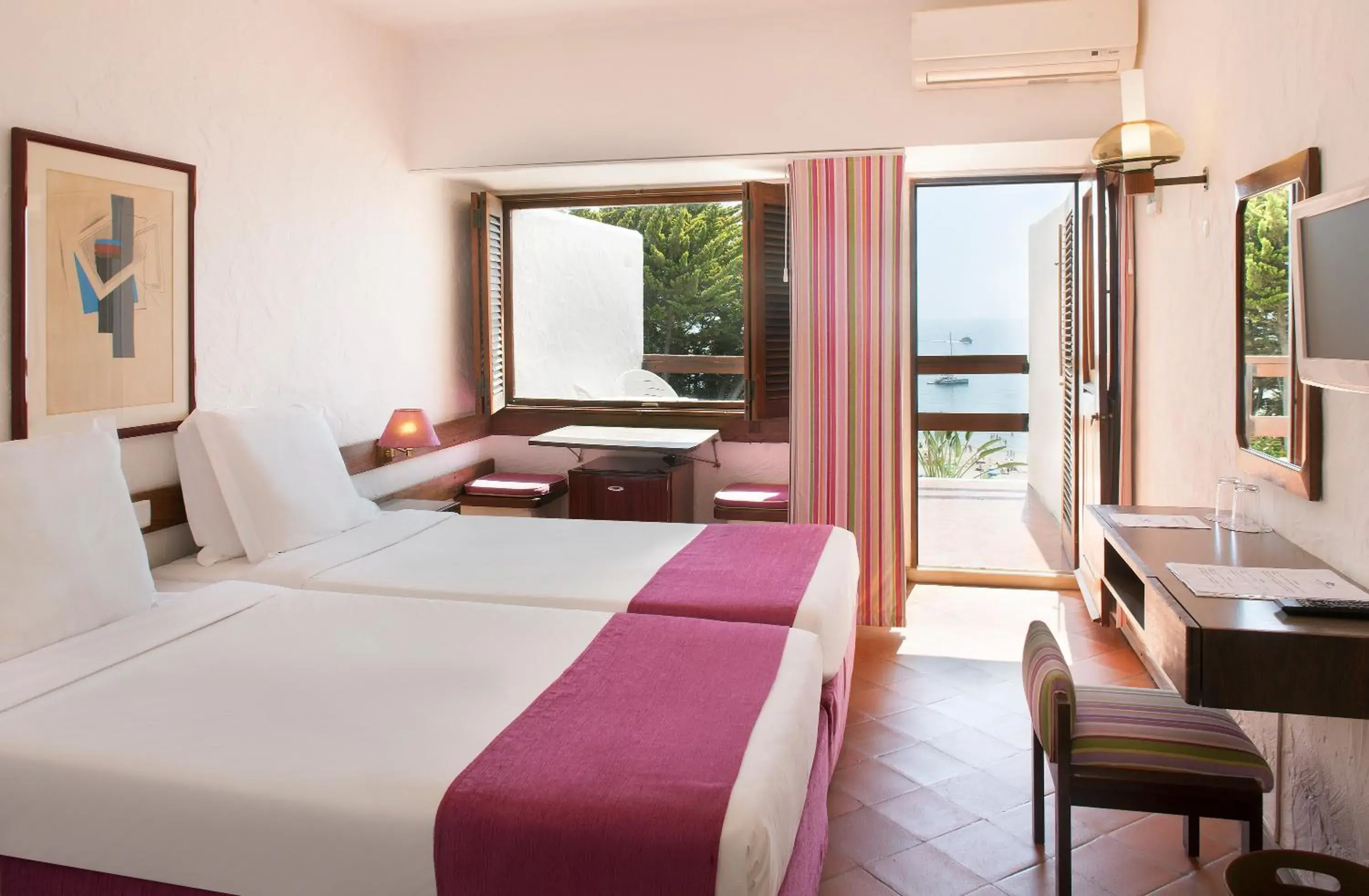 Standard Double or Twin Room with Sea View in Hotel do Mar Standard Double or Twin Room with Sea View in Hotel do Mar