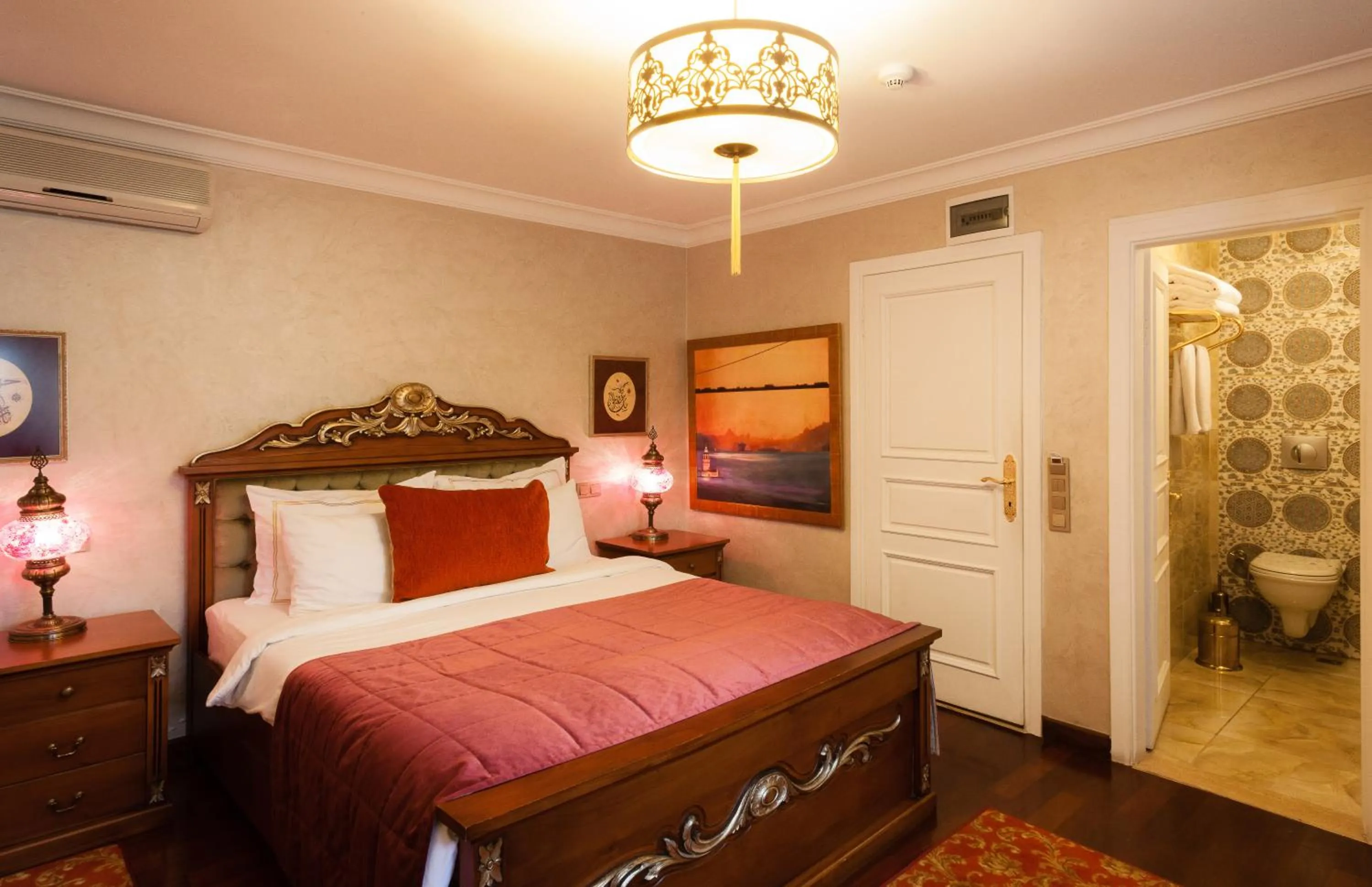 Bed in İstanbul Bosphorus Hotel Symbola