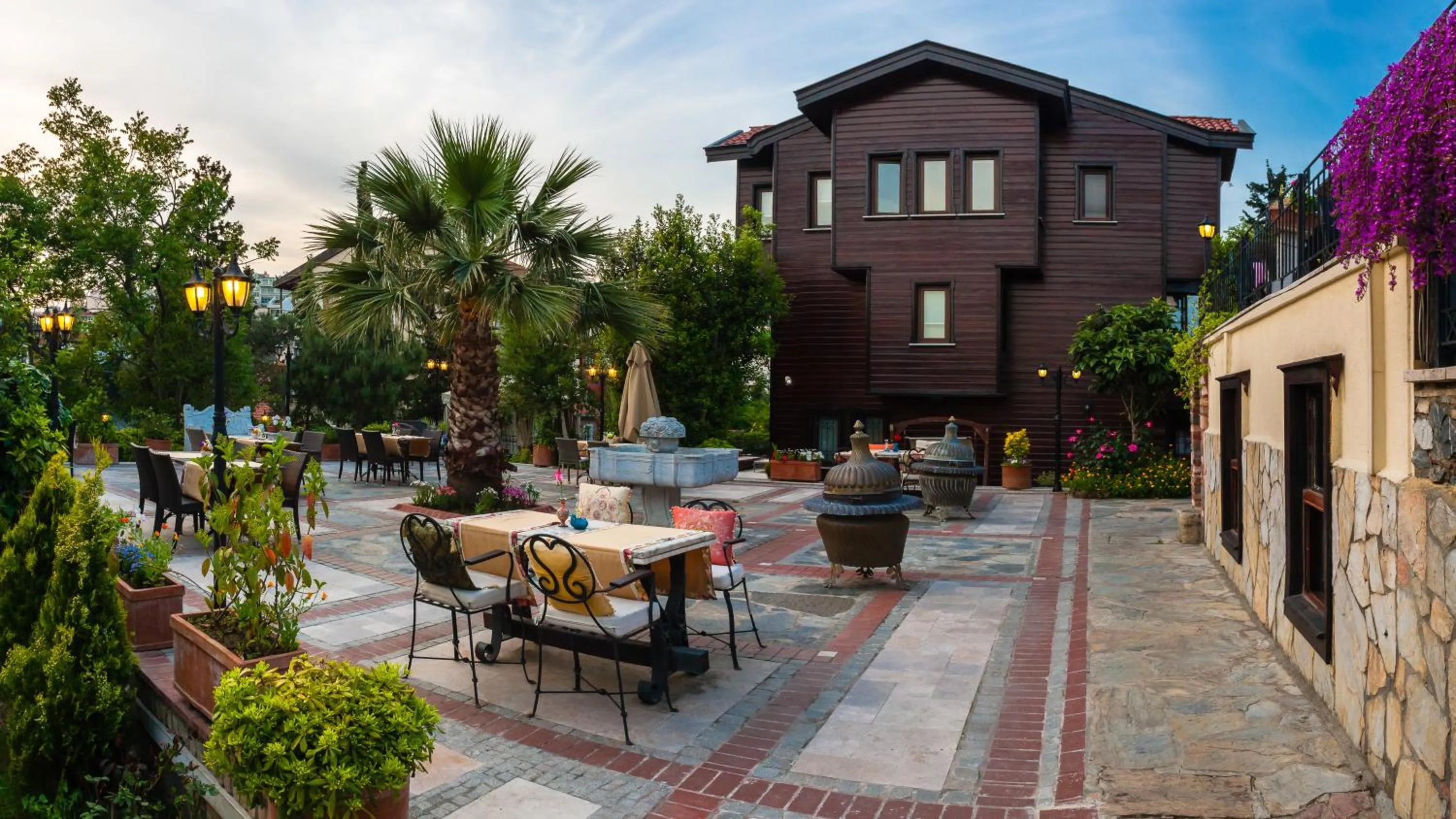 Garden in İstanbul Bosphorus Hotel Symbola