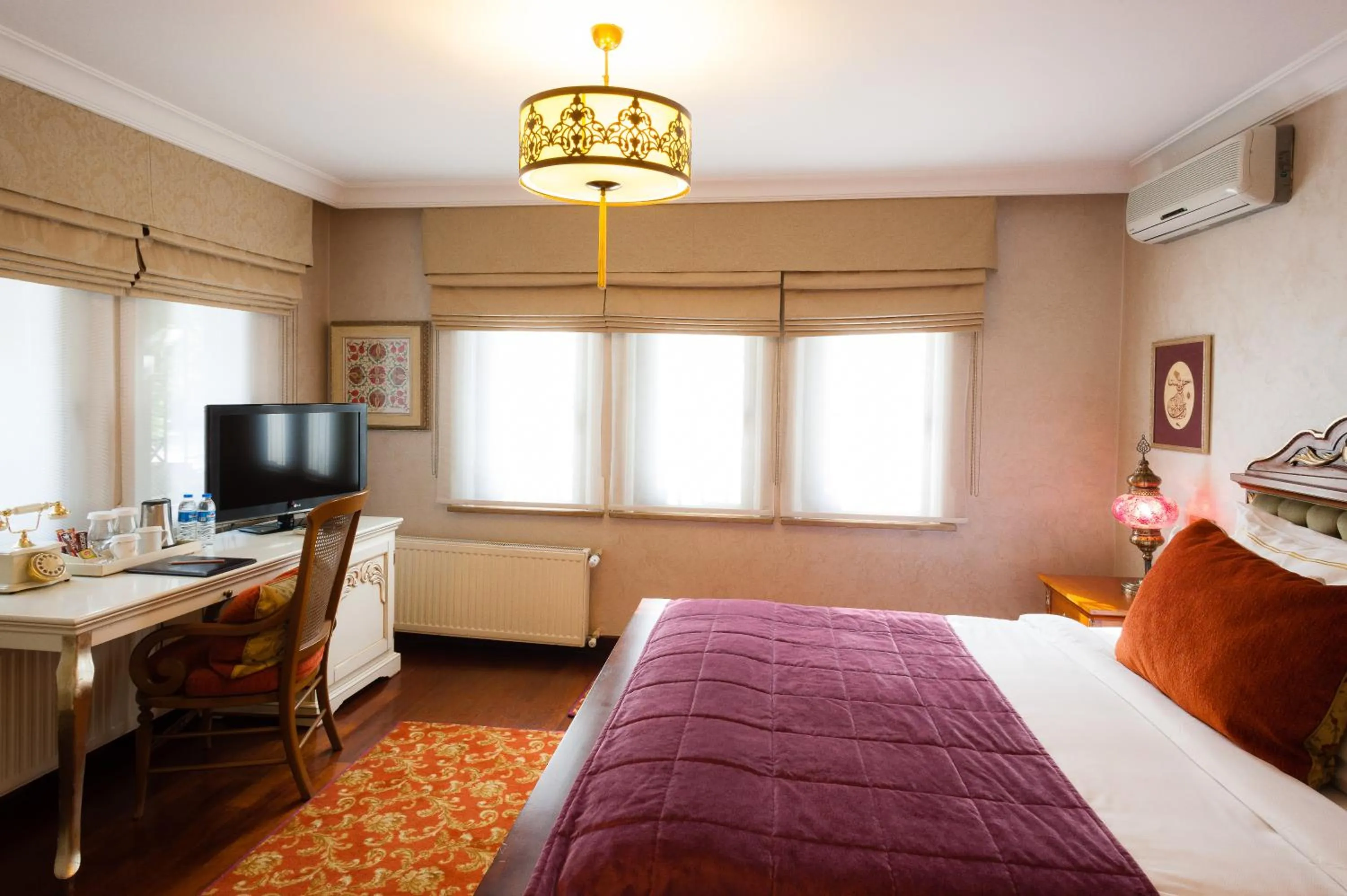 Bed in İstanbul Bosphorus Hotel Symbola