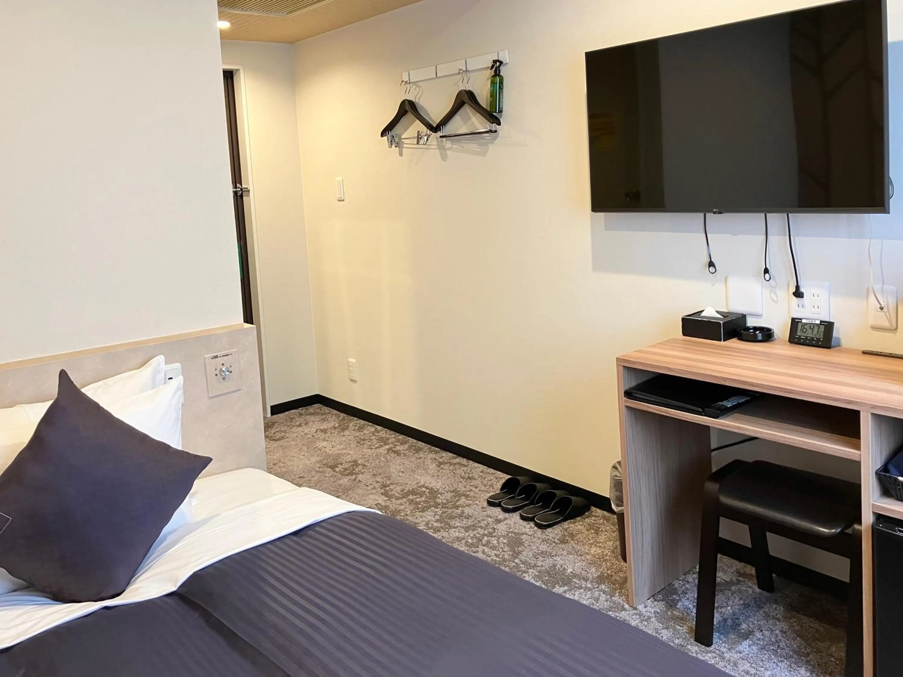 Photo of the whole room, Bed in HOTEL LiVEMAX BUDGET Chofu-Ekimae