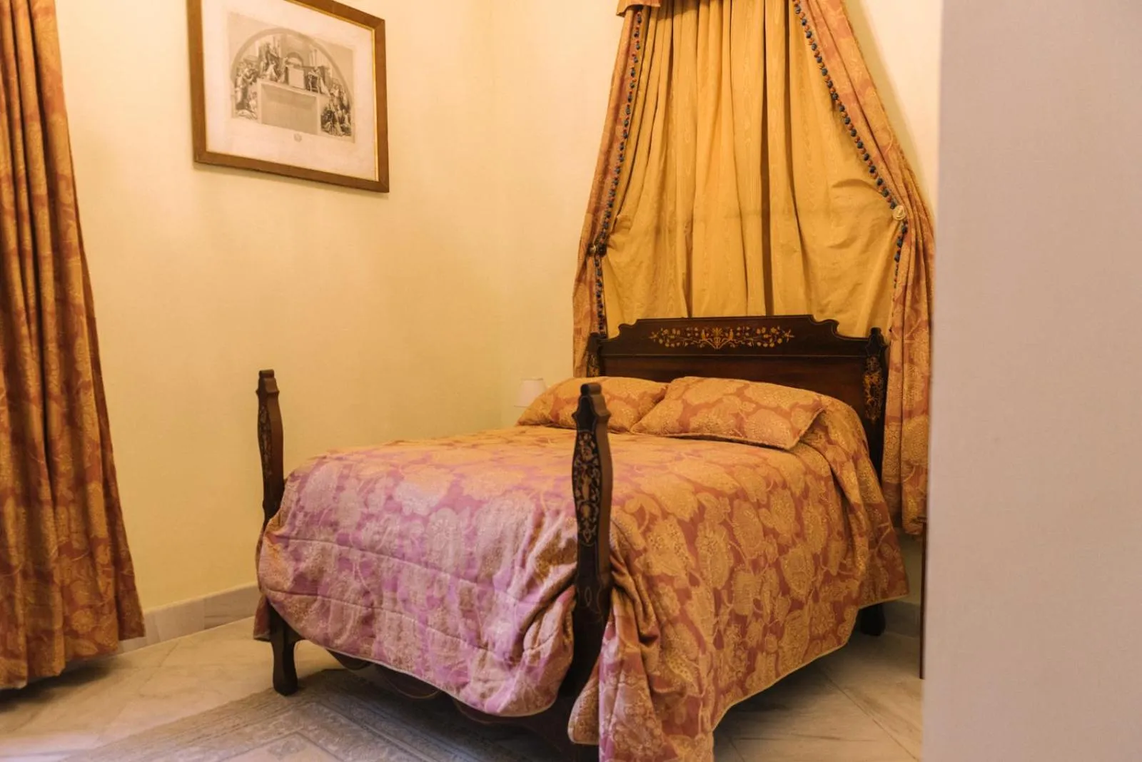 Bed in Palacio del Virrey Laserna