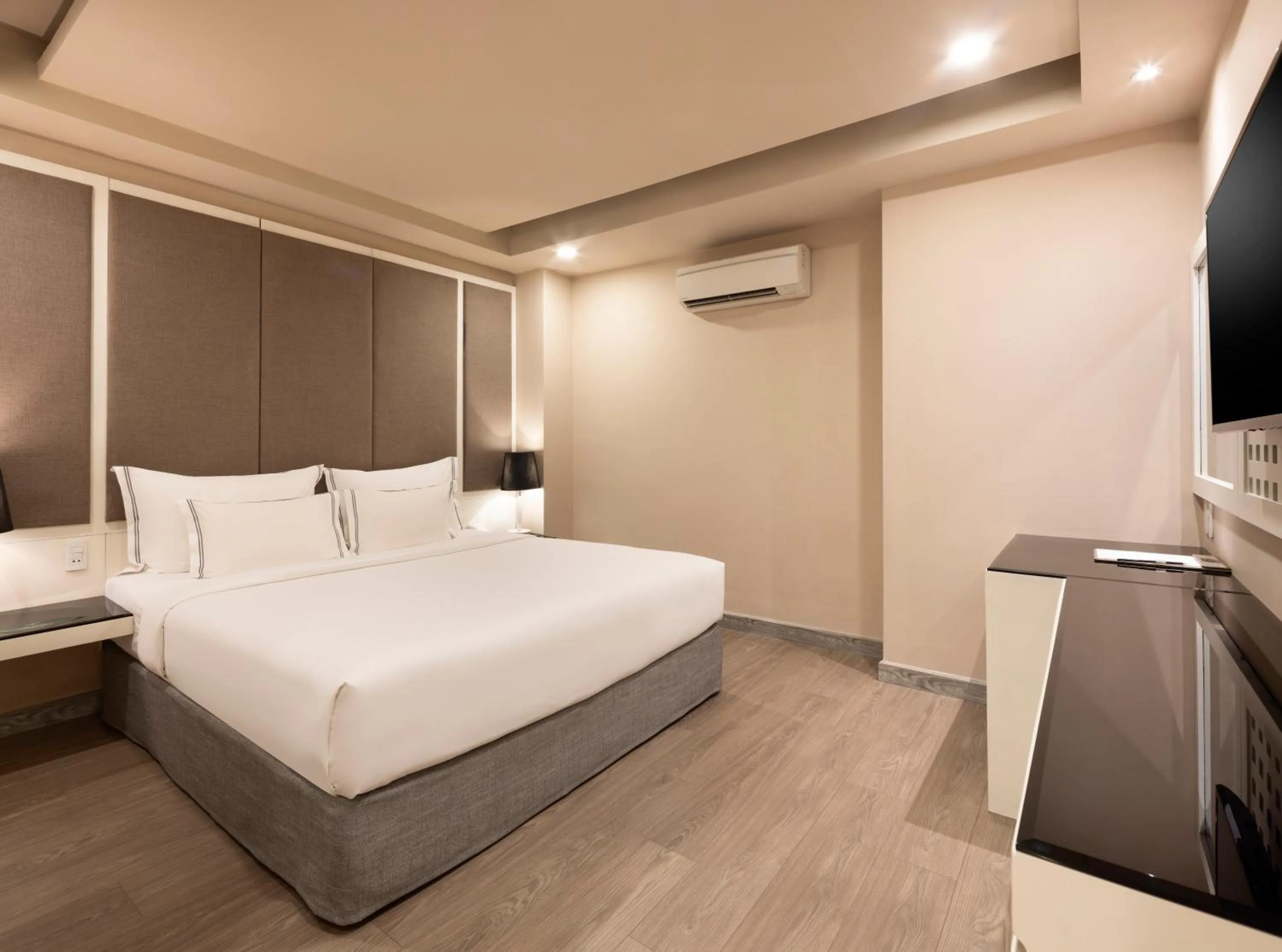 Bedroom, Bed in Paragon Saigon Hotel