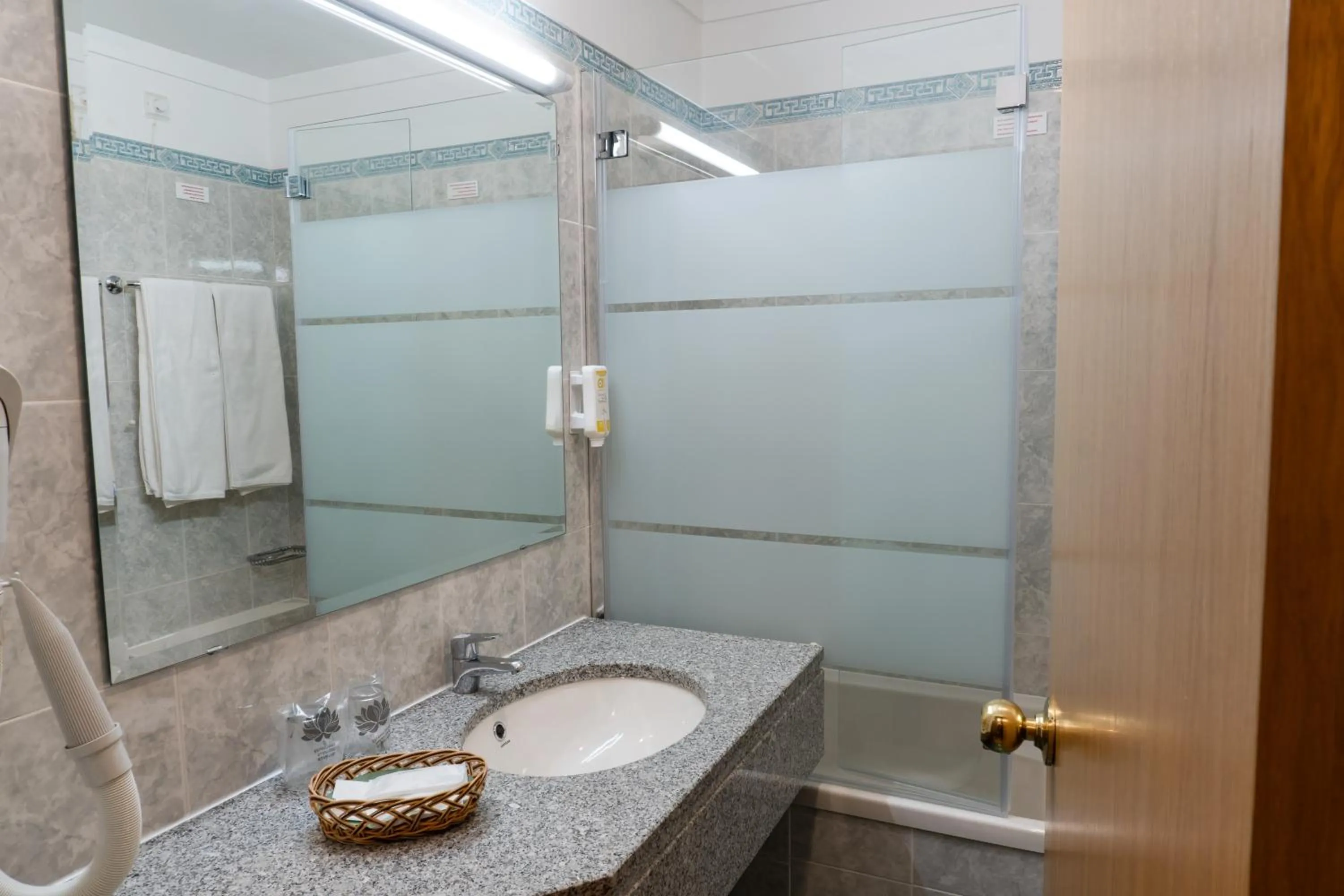 Shower in Hotel Estrela Da Idanha