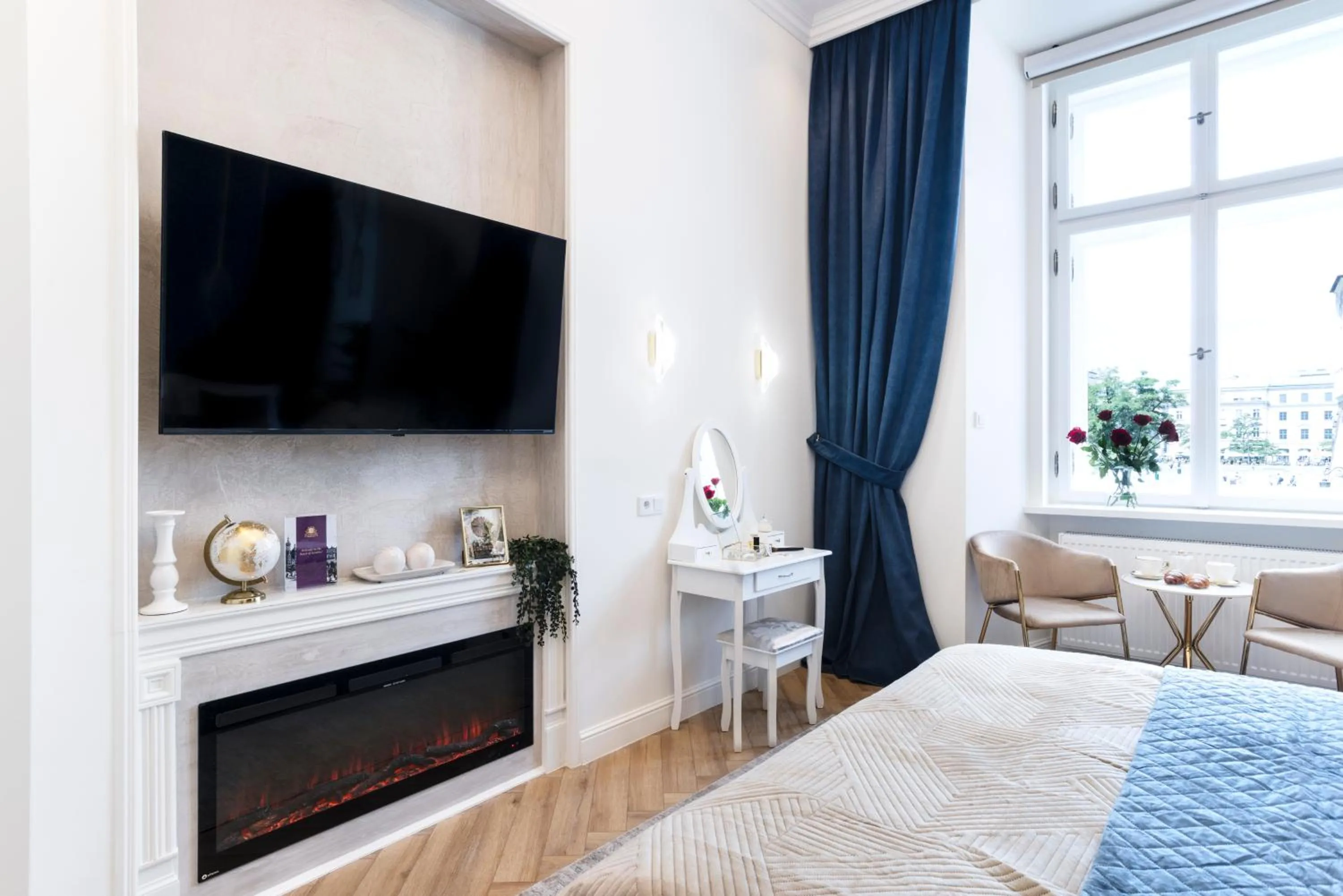 TV and multimedia, Bed in Main Square Apartments