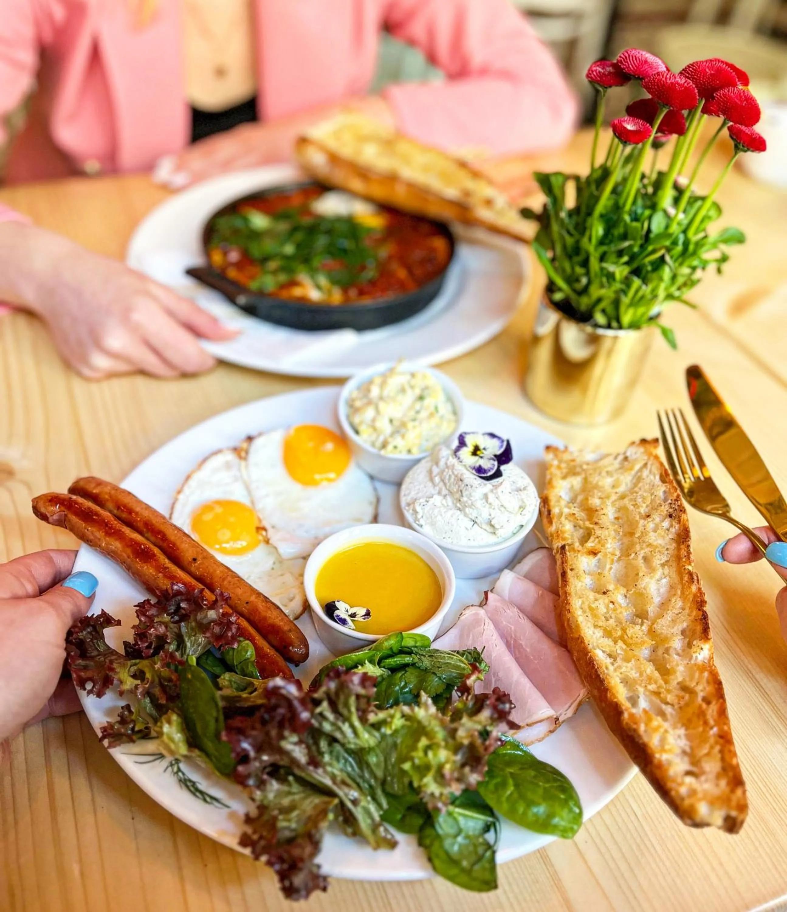 Restaurant/places to eat in Main Square Apartments