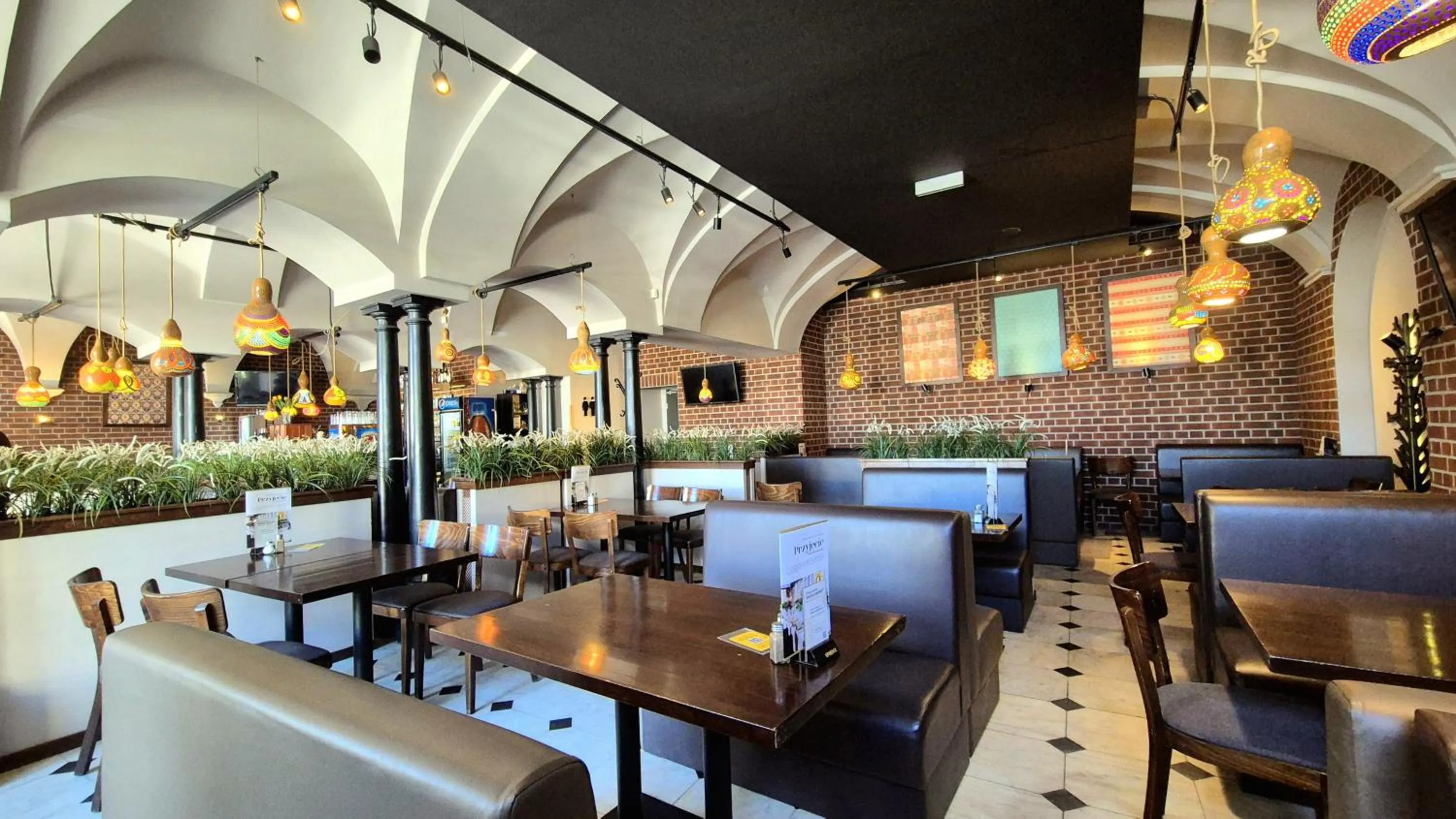 Restaurant/places to eat in Main Square Apartments