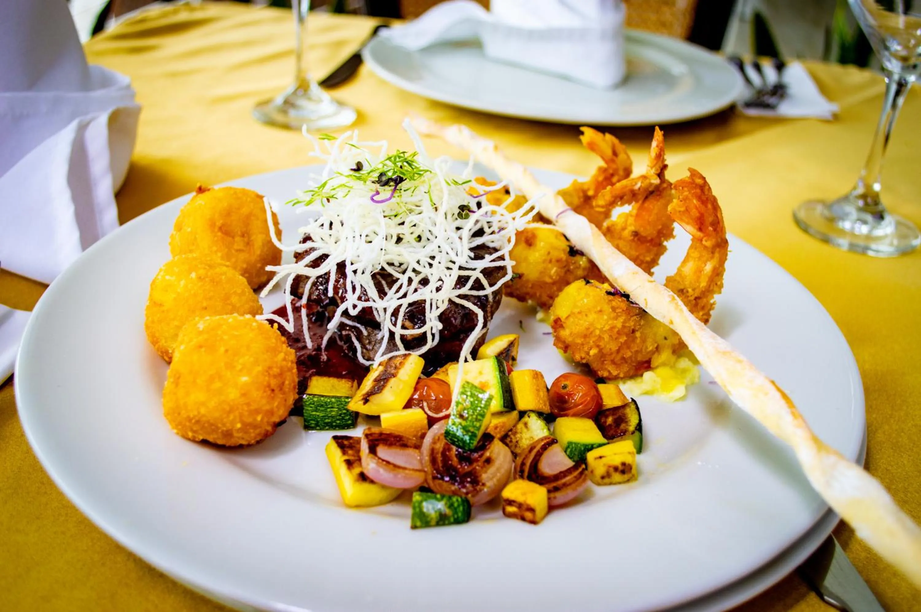 Restaurant/places to eat in Hotel Andinos Plaza Florencia