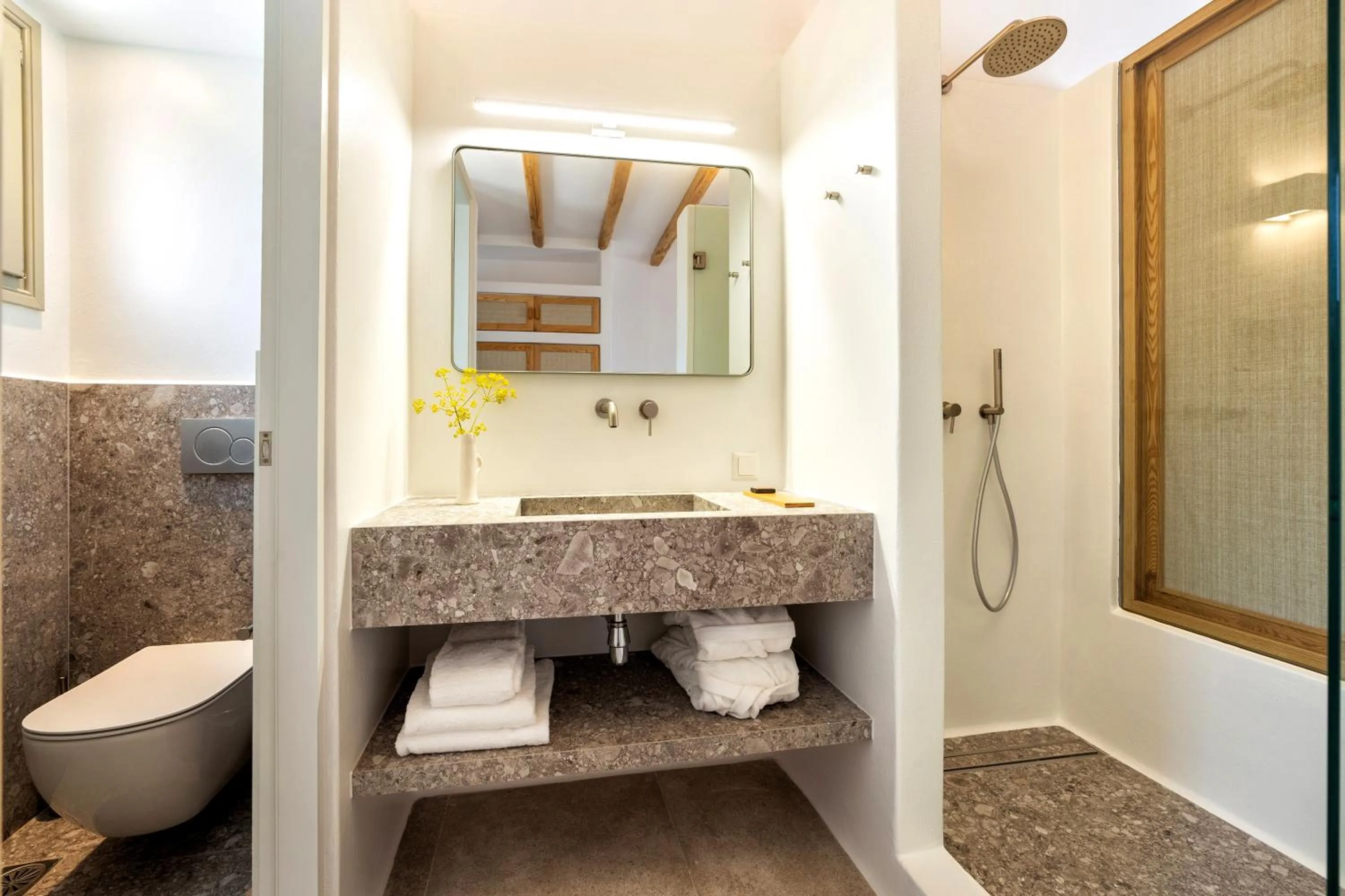 Shower in Anemomylos Residence