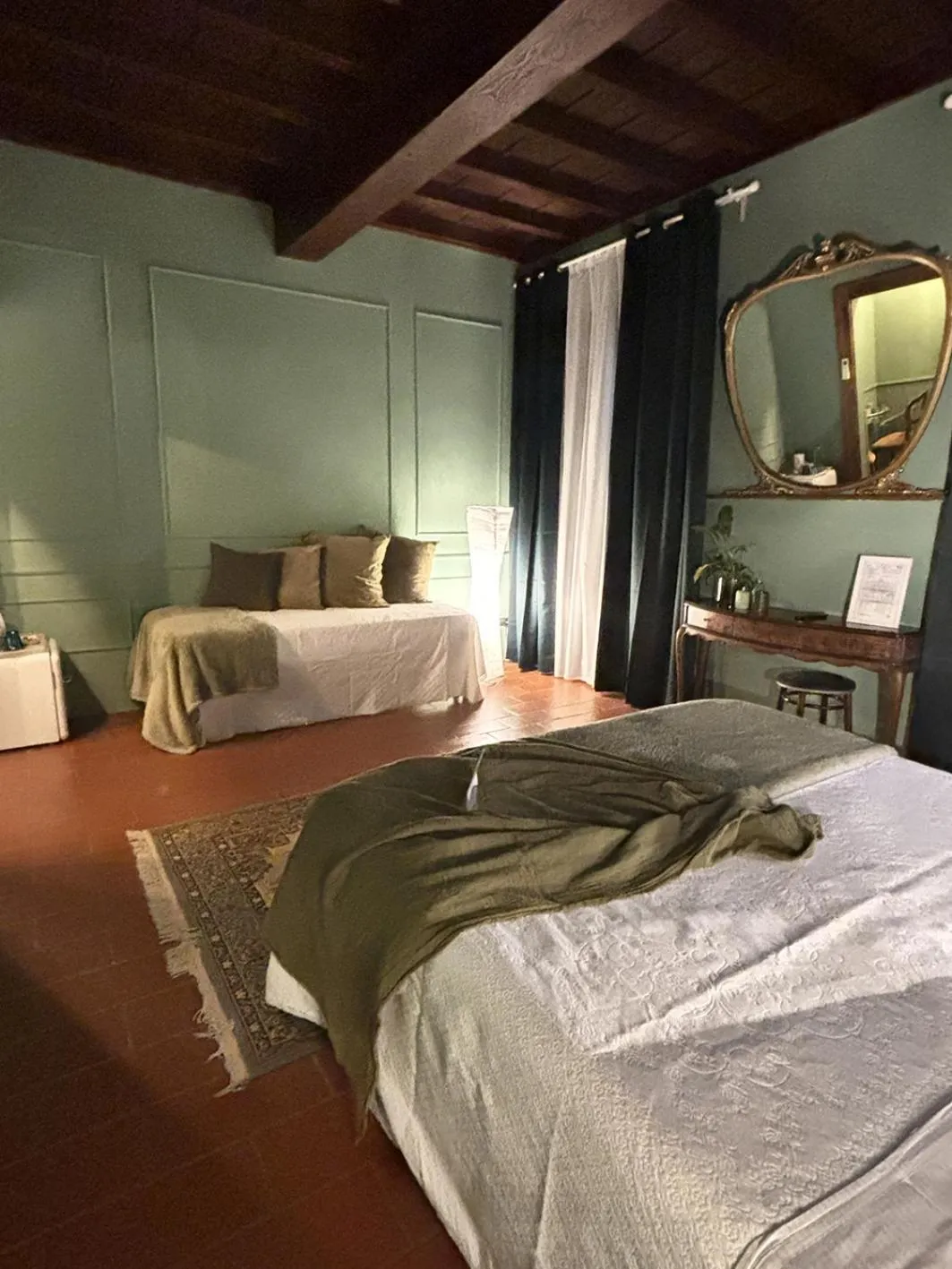 Photo of the whole room, Bed in La Celeste Galeria