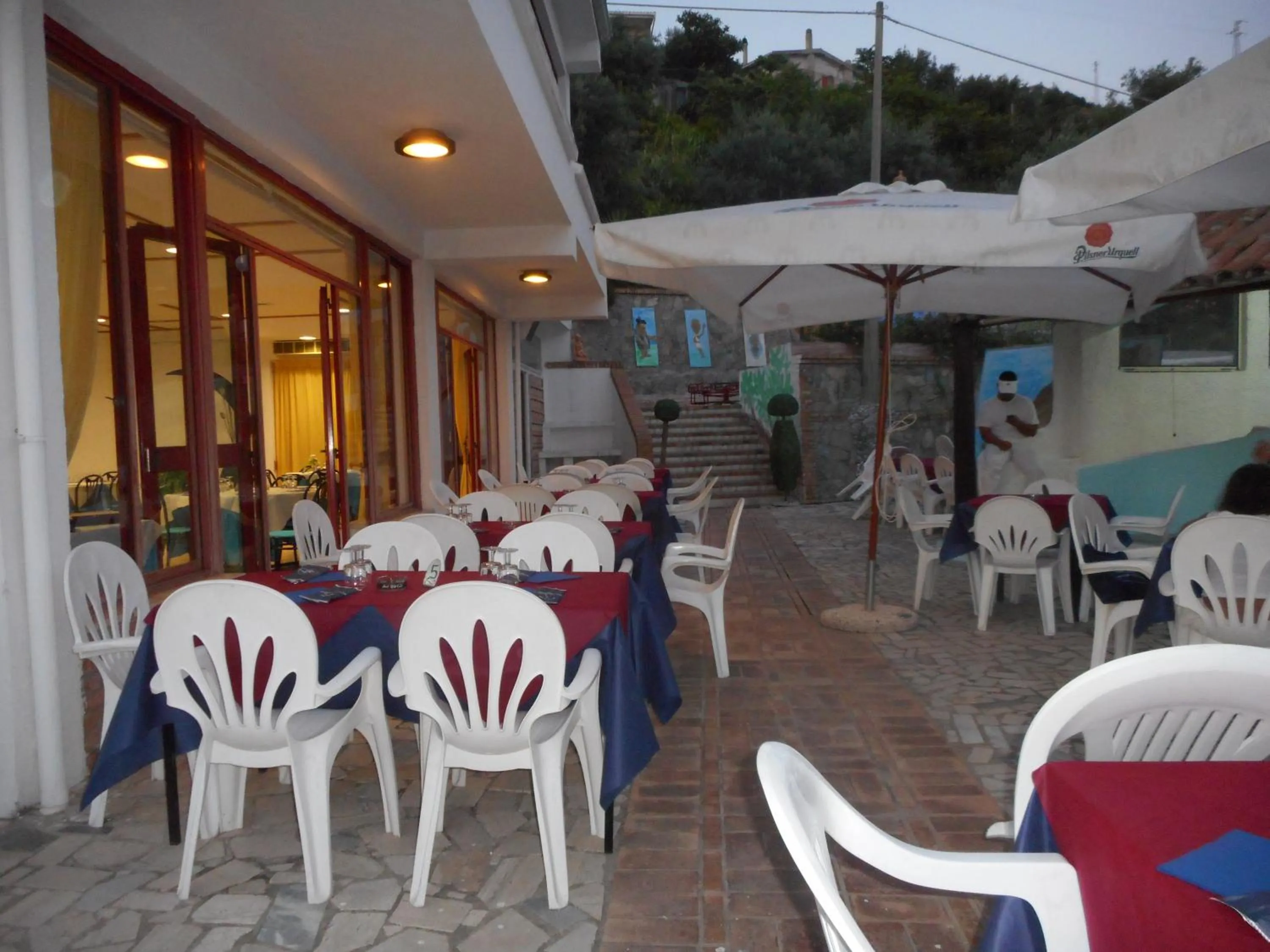 Restaurant/places to eat in Hotel La Carruba