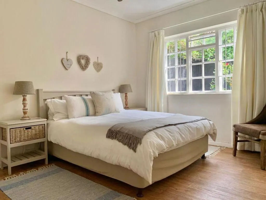 Bedroom, Bed in Anchor's Rest