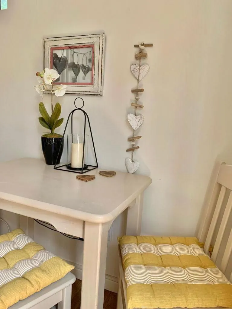 Dining area in Anchor's Rest