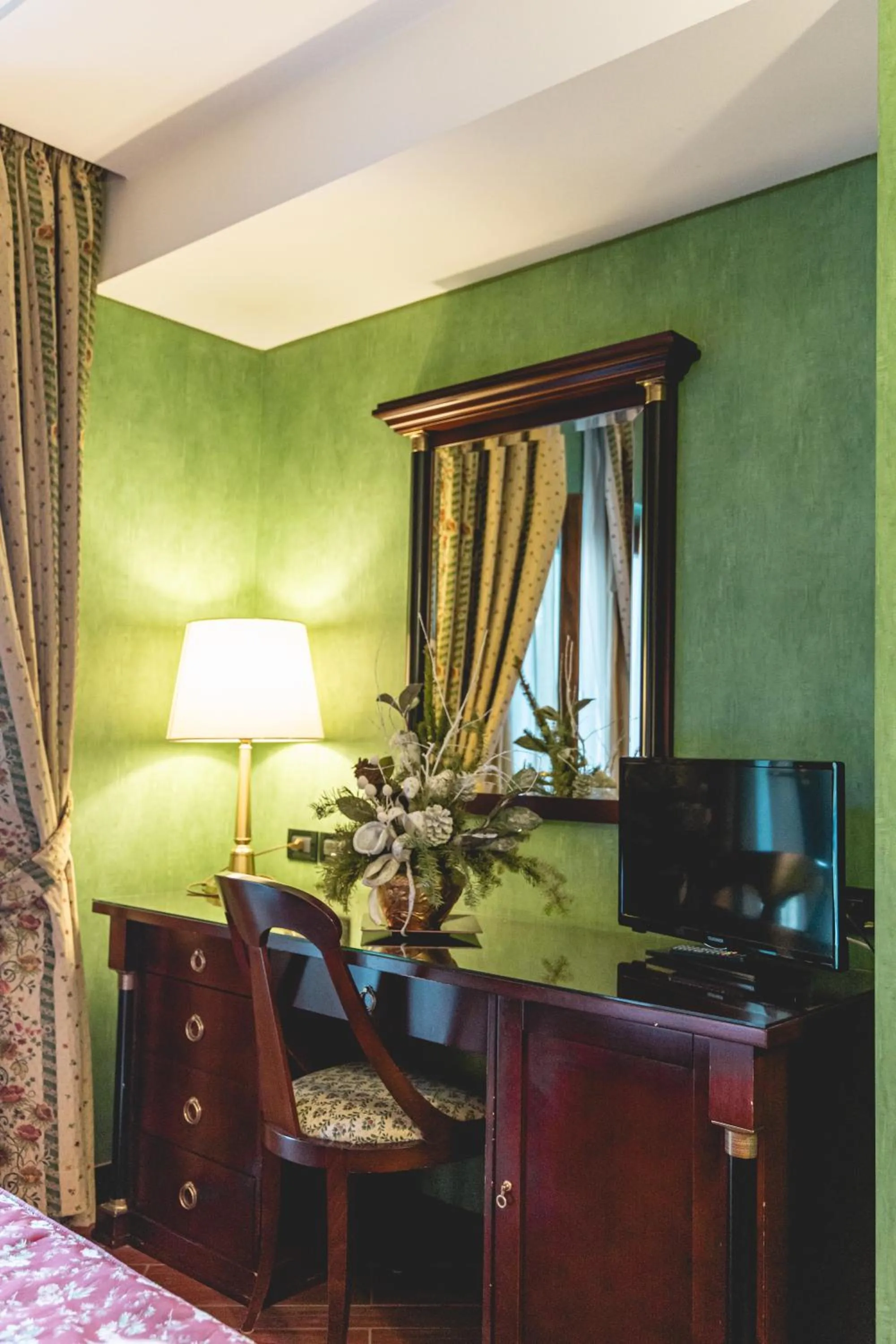 Bed in Hotel Petite Fleur