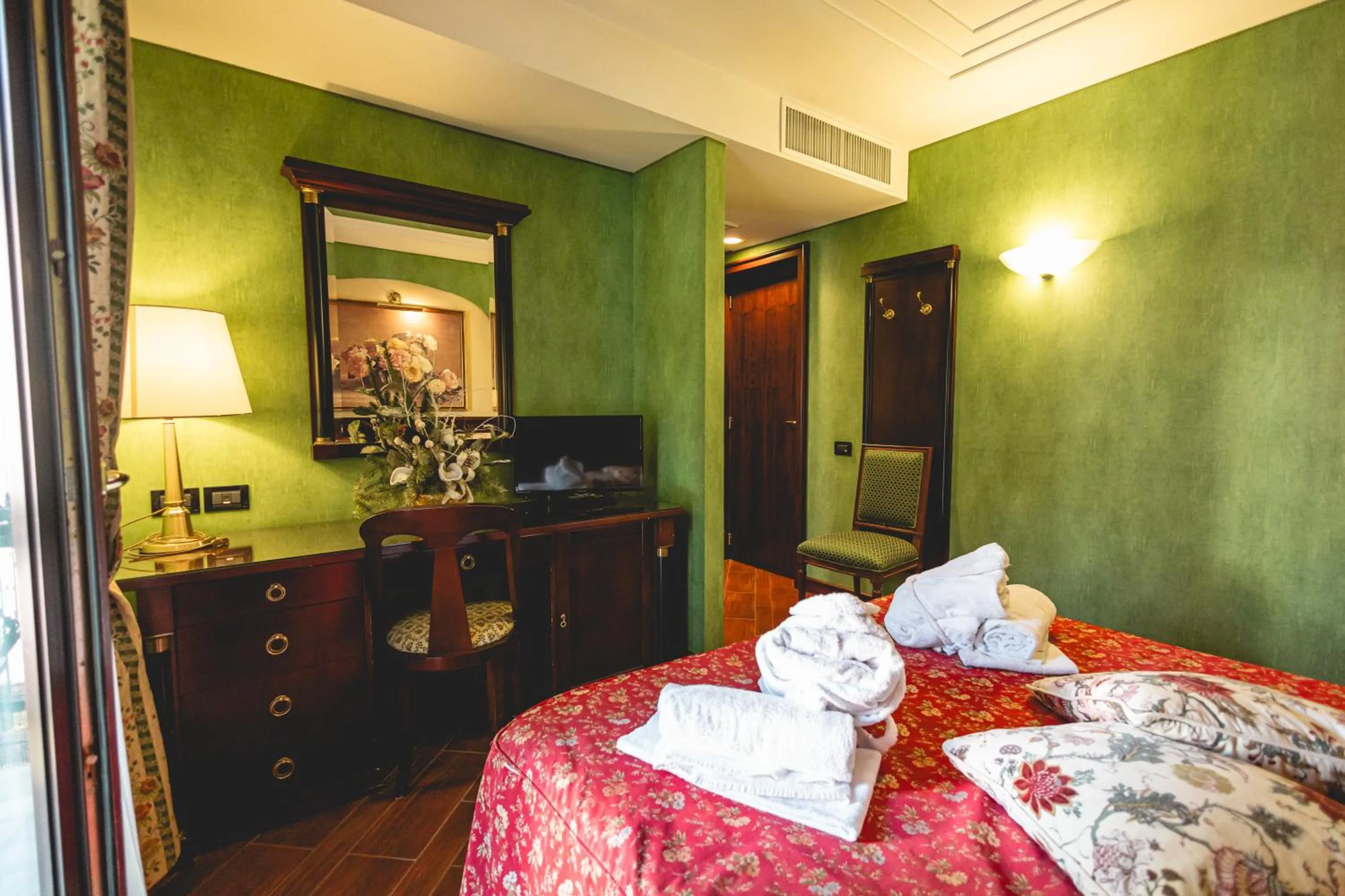 Bed in Hotel Petite Fleur