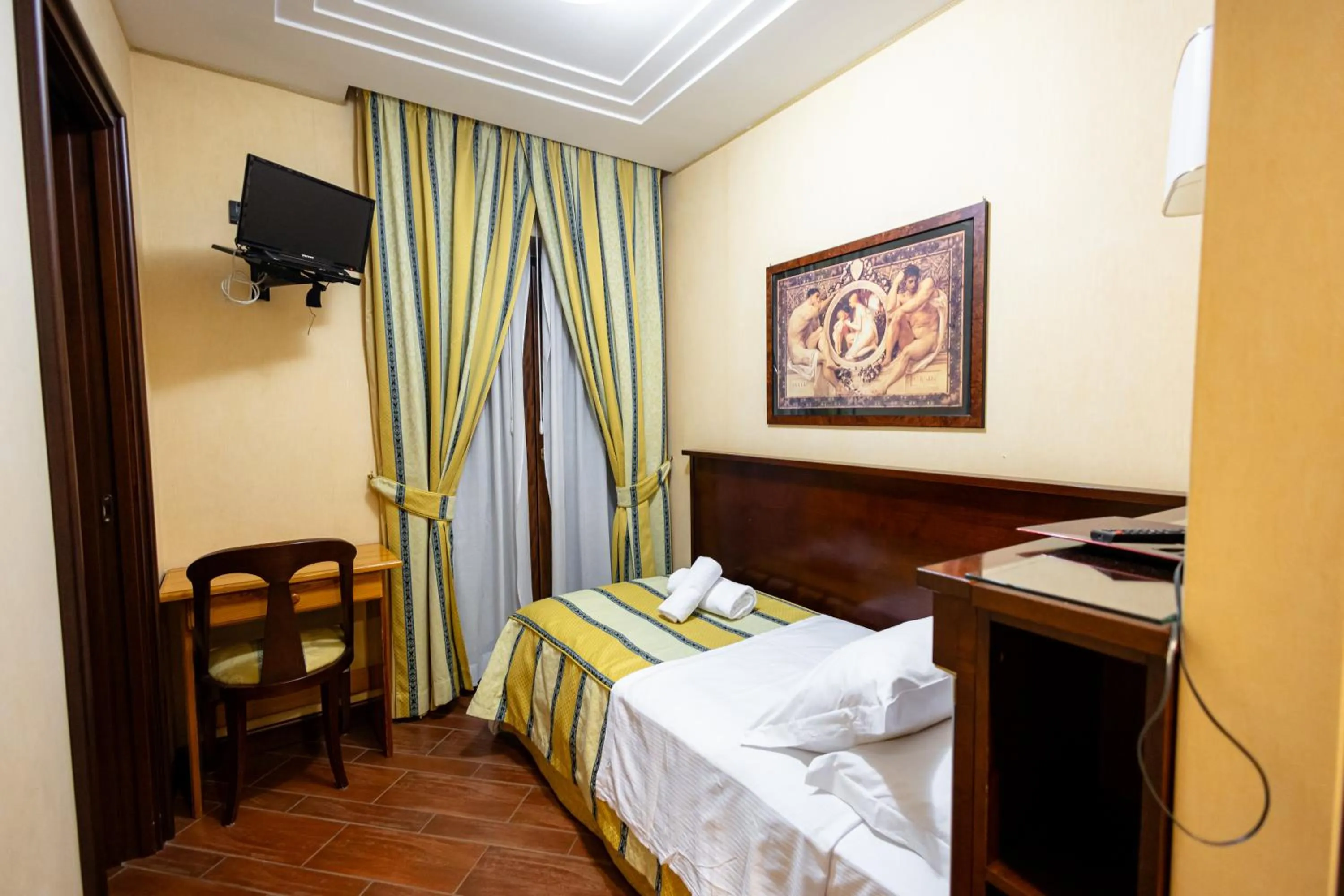 Bed in Hotel Petite Fleur