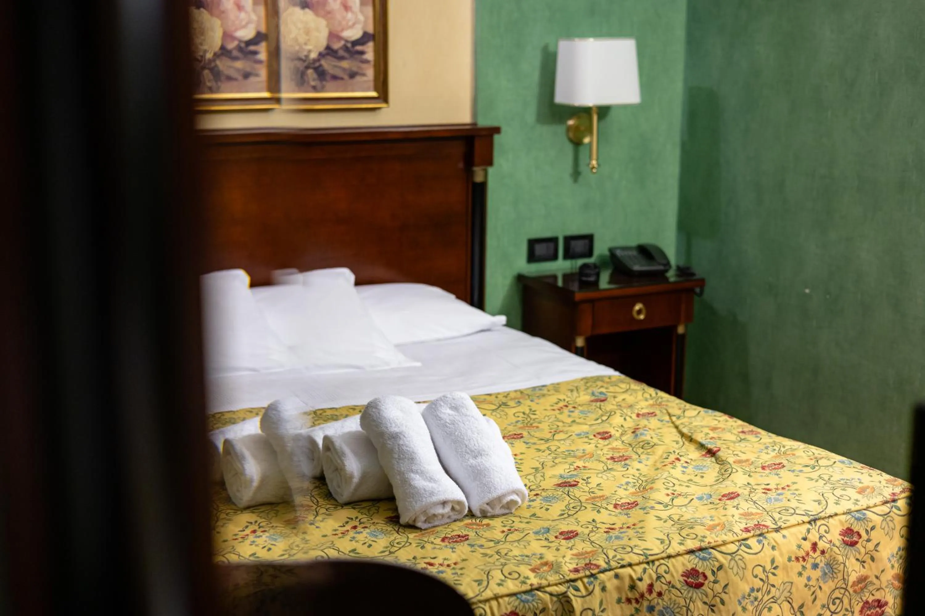 Bed in Hotel Petite Fleur