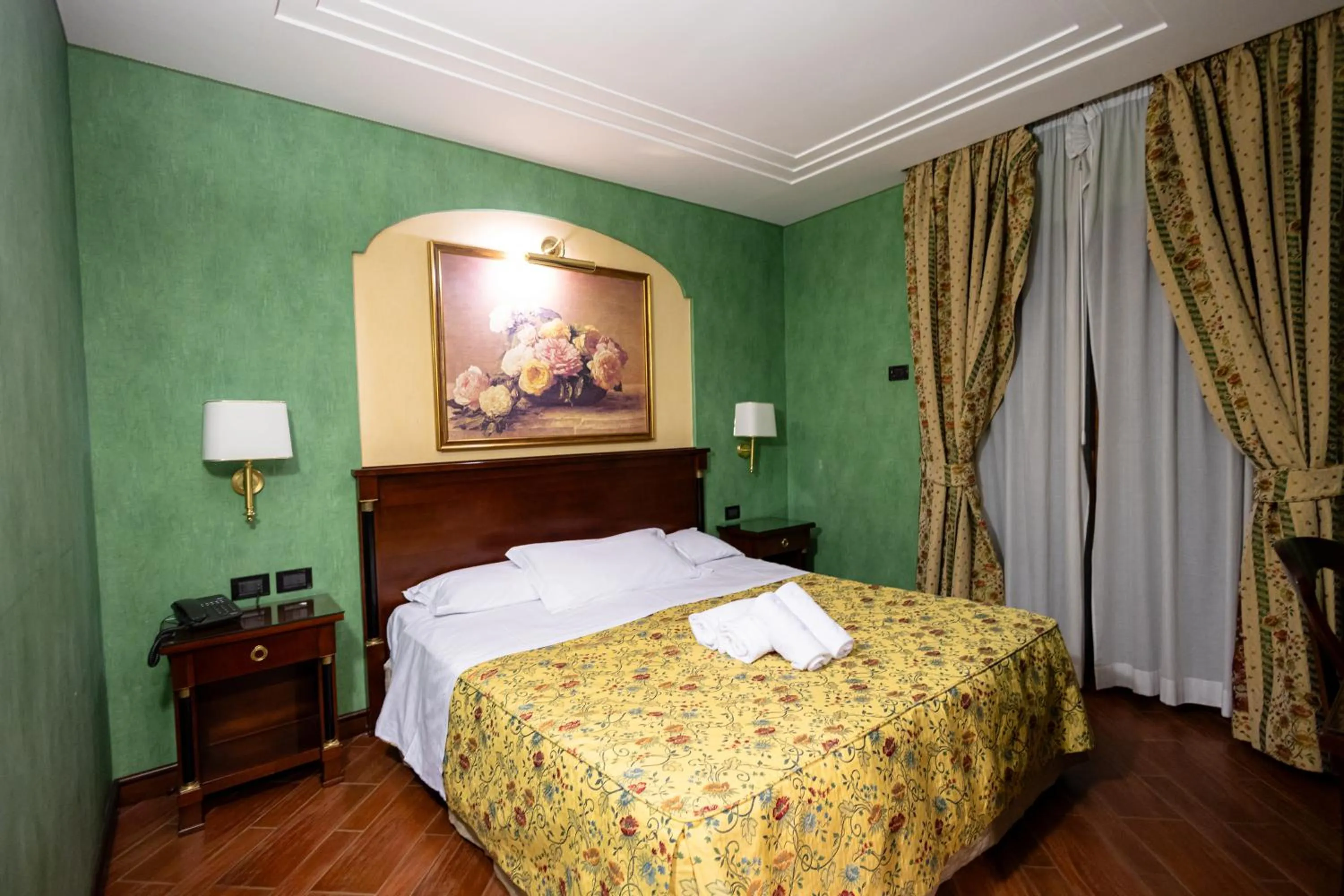 Bed in Hotel Petite Fleur