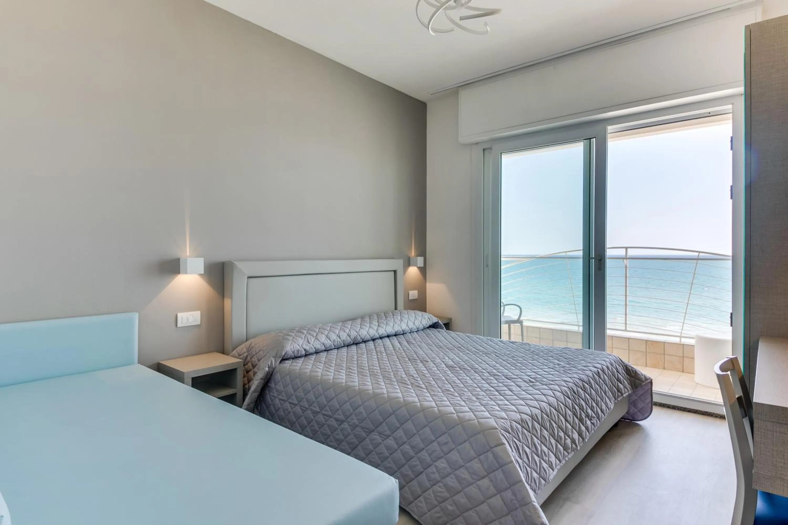 Bed in MARITTIMO Riccione - Hotel Clipper FRONTE MARE