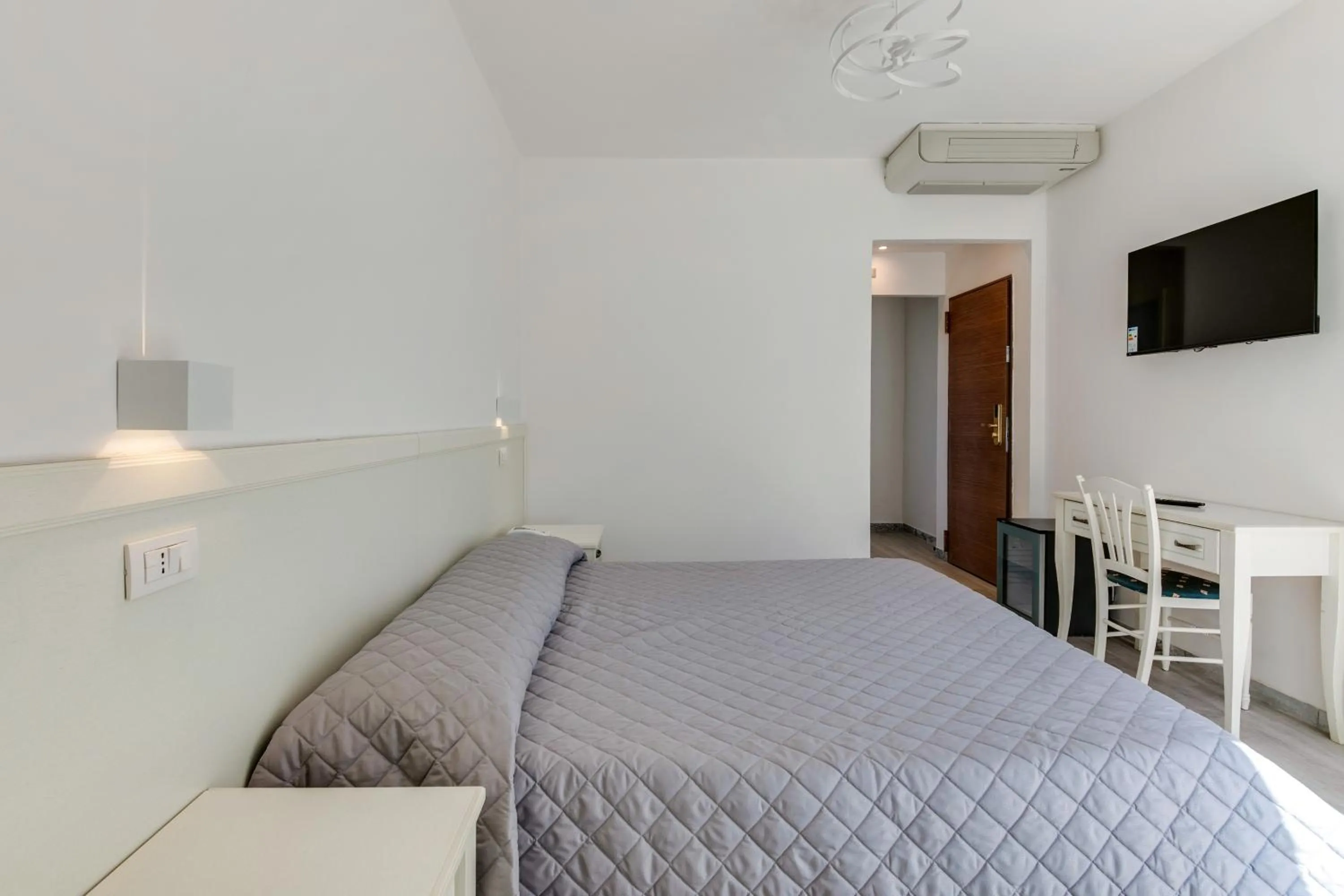 Bed in MARITTIMO Riccione - Hotel Clipper FRONTE MARE