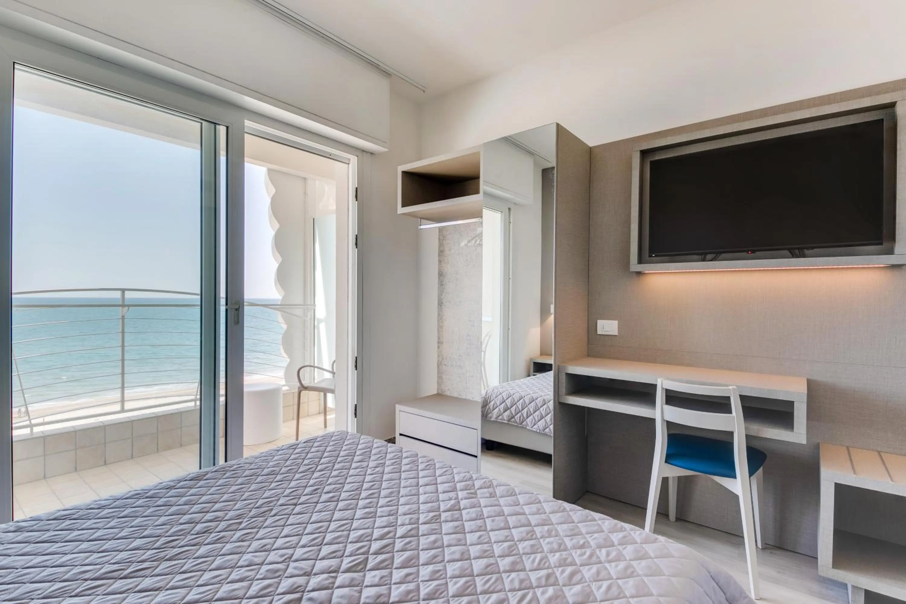 Bed in MARITTIMO Riccione - Hotel Clipper FRONTE MARE