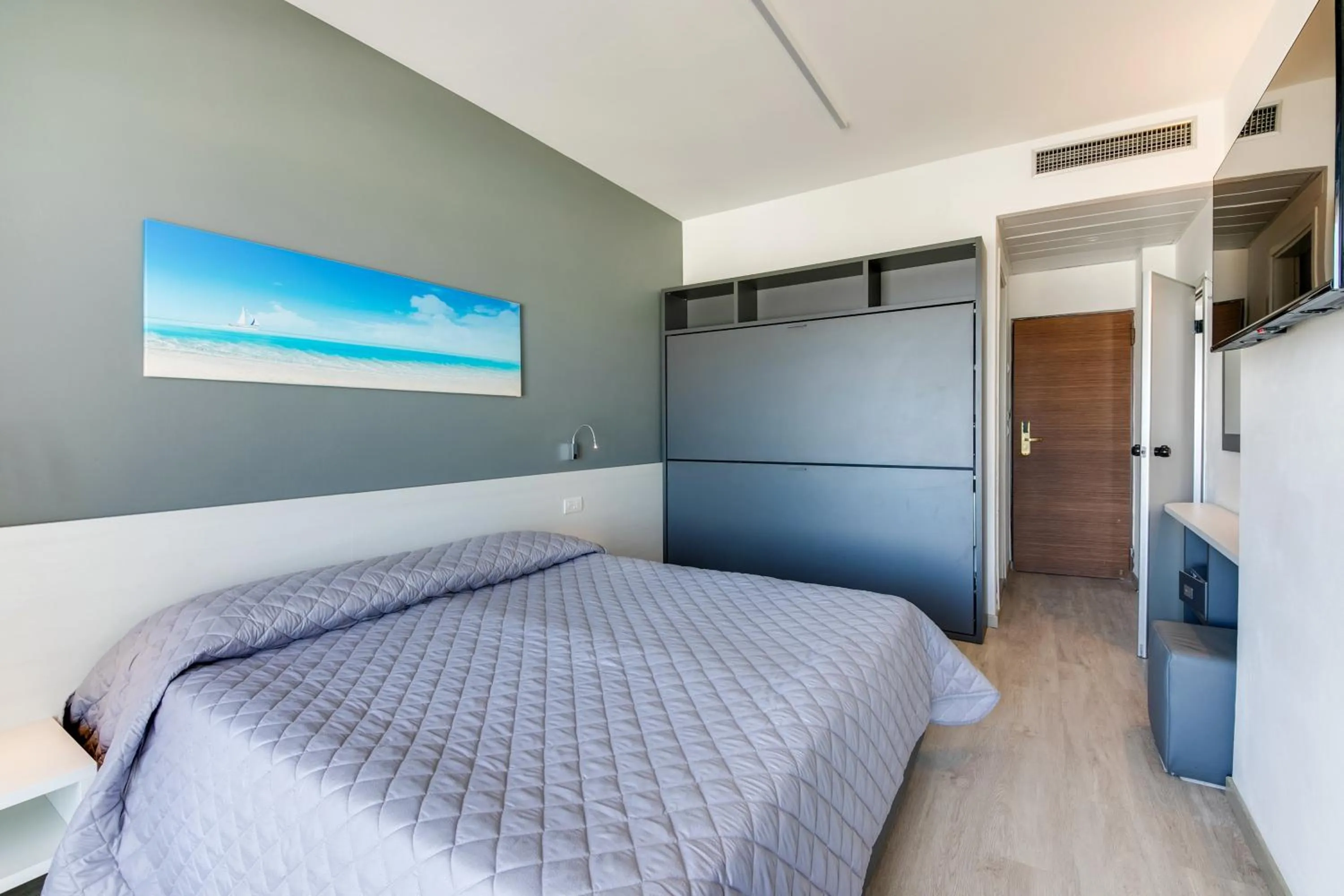 Bed in MARITTIMO Riccione - Hotel Clipper FRONTE MARE