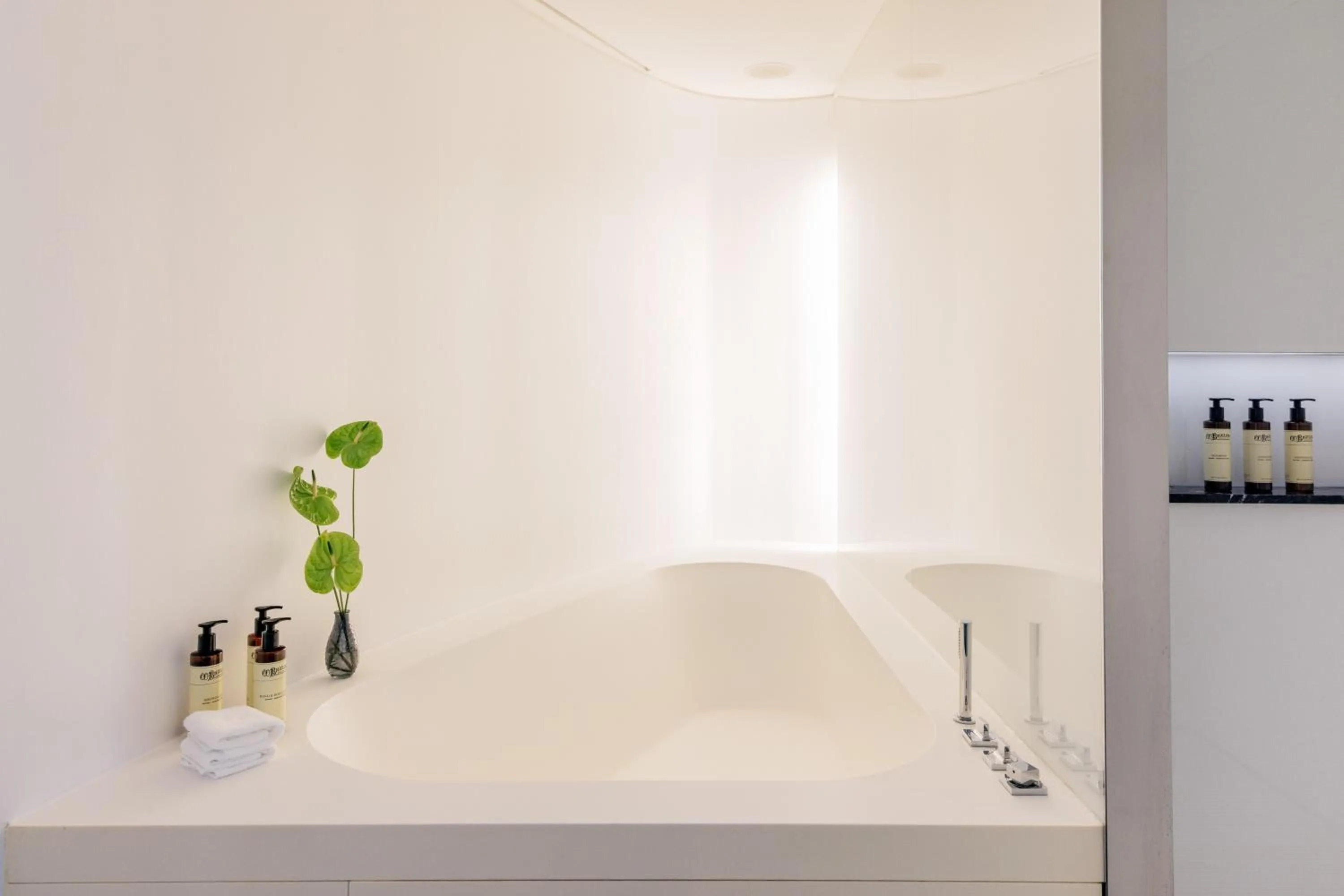 Bath in ME London by Melia - Covent Garden