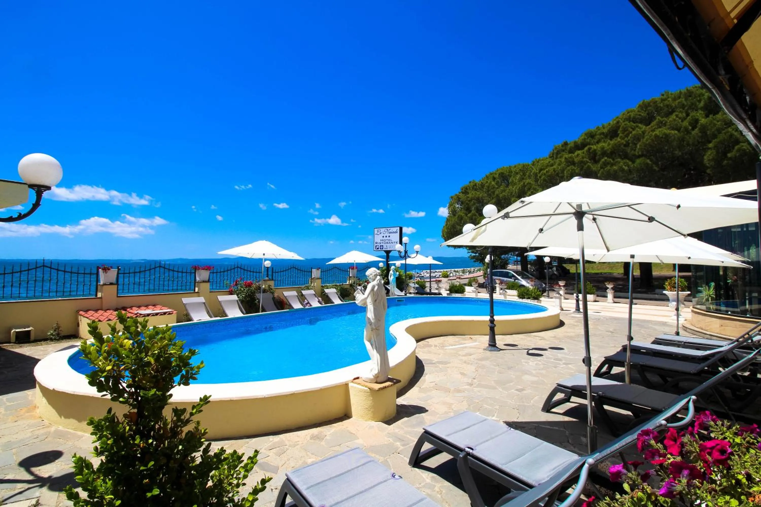 Swimming pool in Le Naiadi Park Hotel Sul Lago