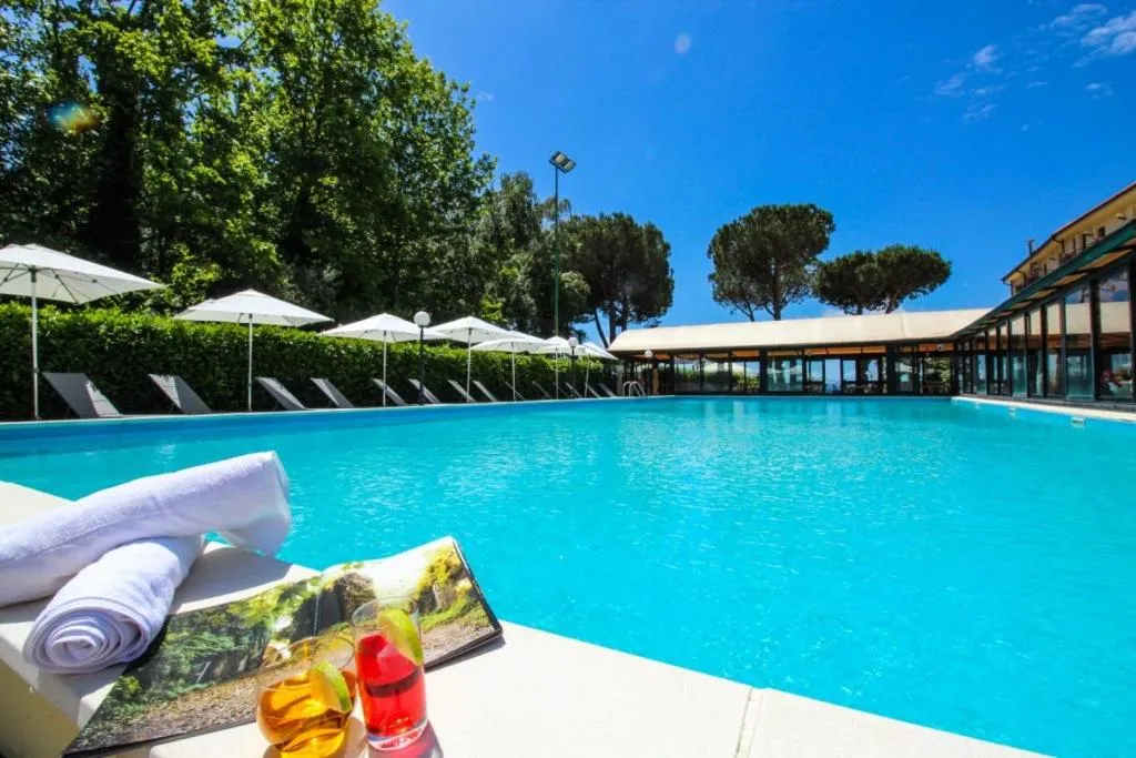 Swimming pool in Le Naiadi Park Hotel Sul Lago