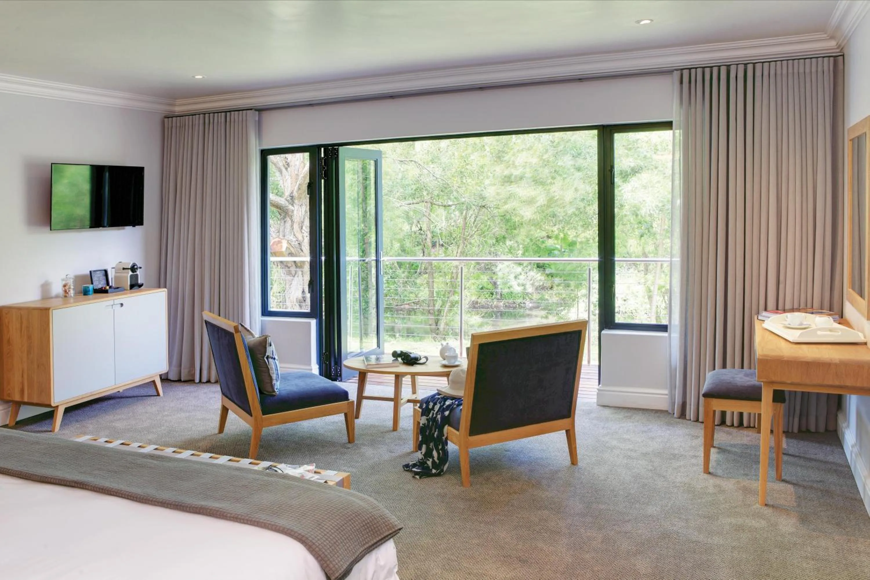 Living room, Bed in Knysna Hollow Country Estate