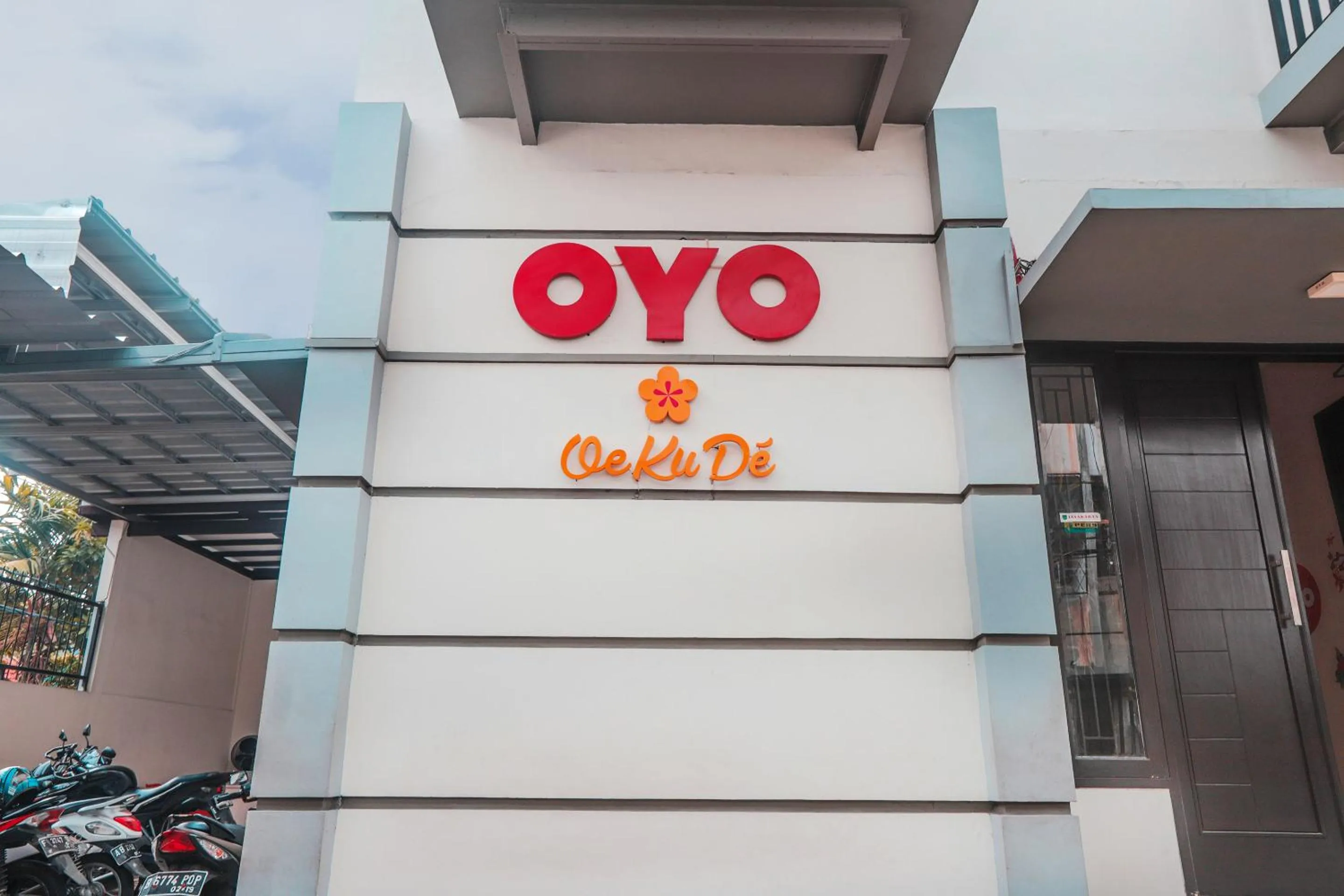 Facade/entrance, Property Logo/Sign in OYO 122 Oekude Kost