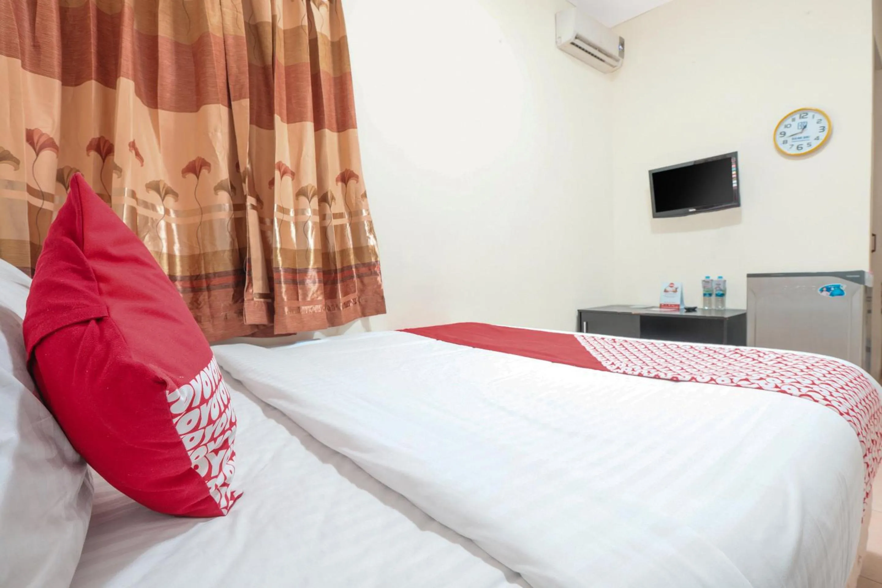 TV and multimedia, TV/Entertainment Center in OYO 122 Oekude Kost