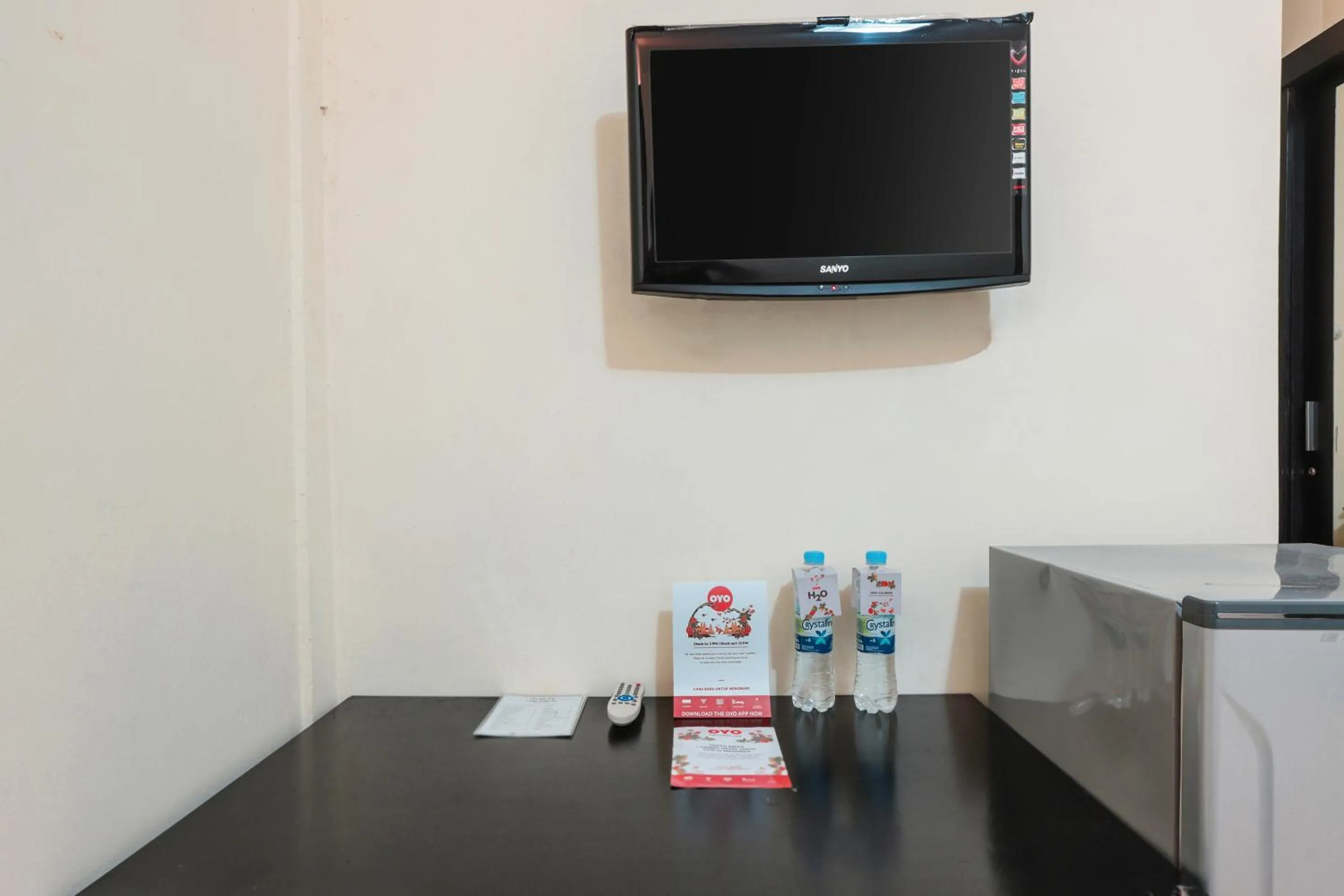 TV and multimedia, TV/Entertainment Center in OYO 122 Oekude Kost