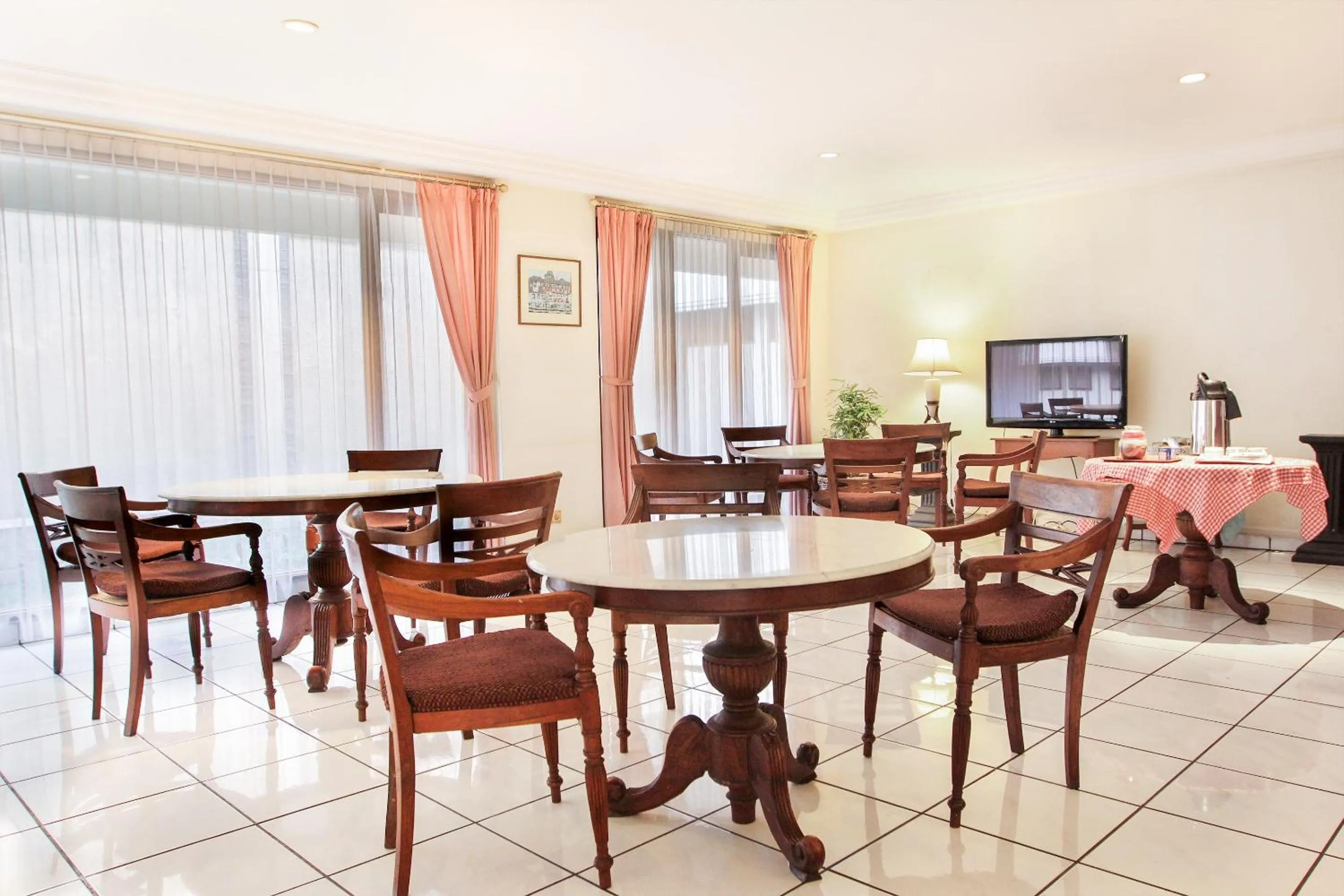 Restaurant/places to eat in Hotel O Puri Lotus