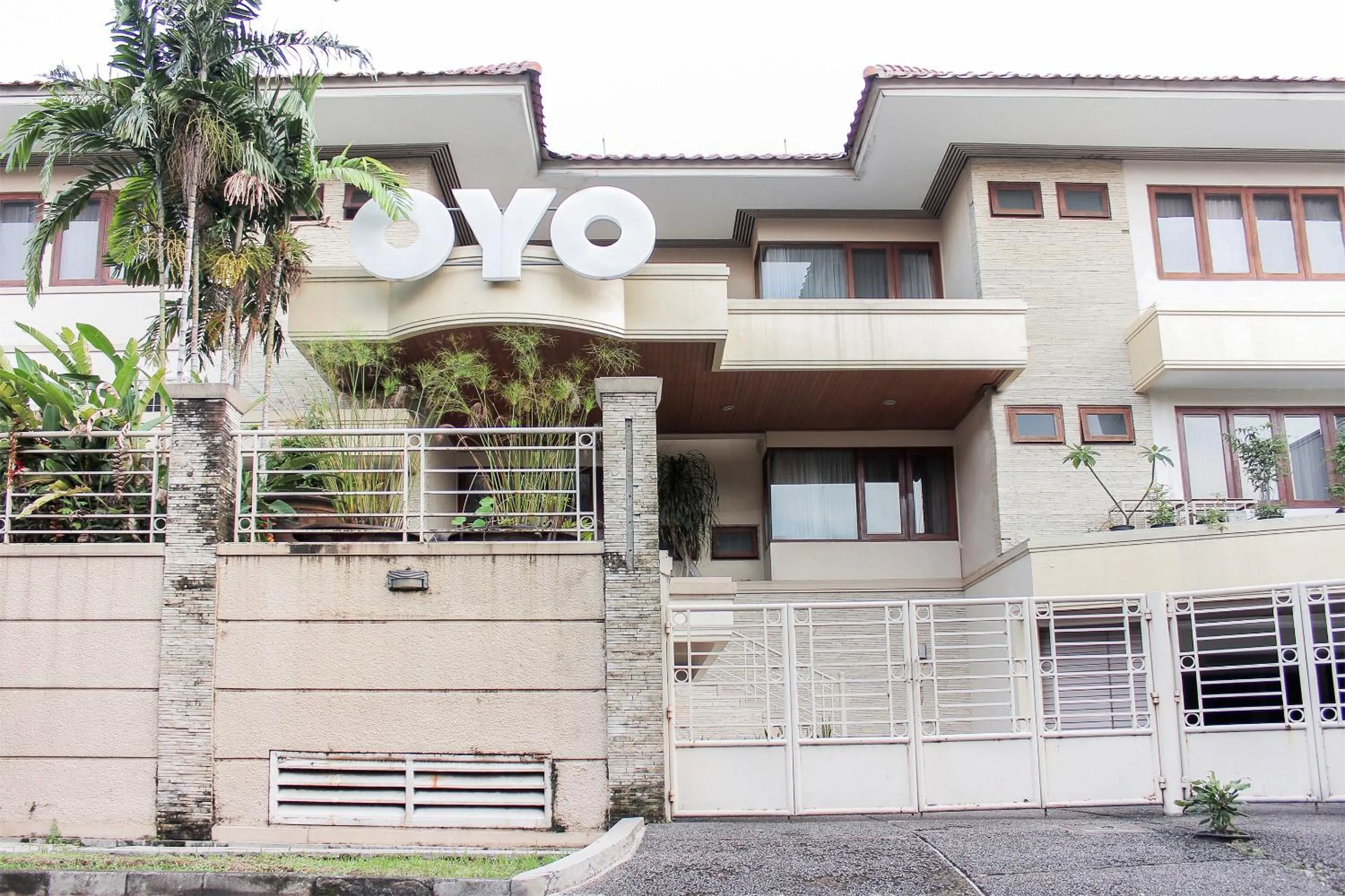 Facade/entrance in Hotel O Puri Lotus