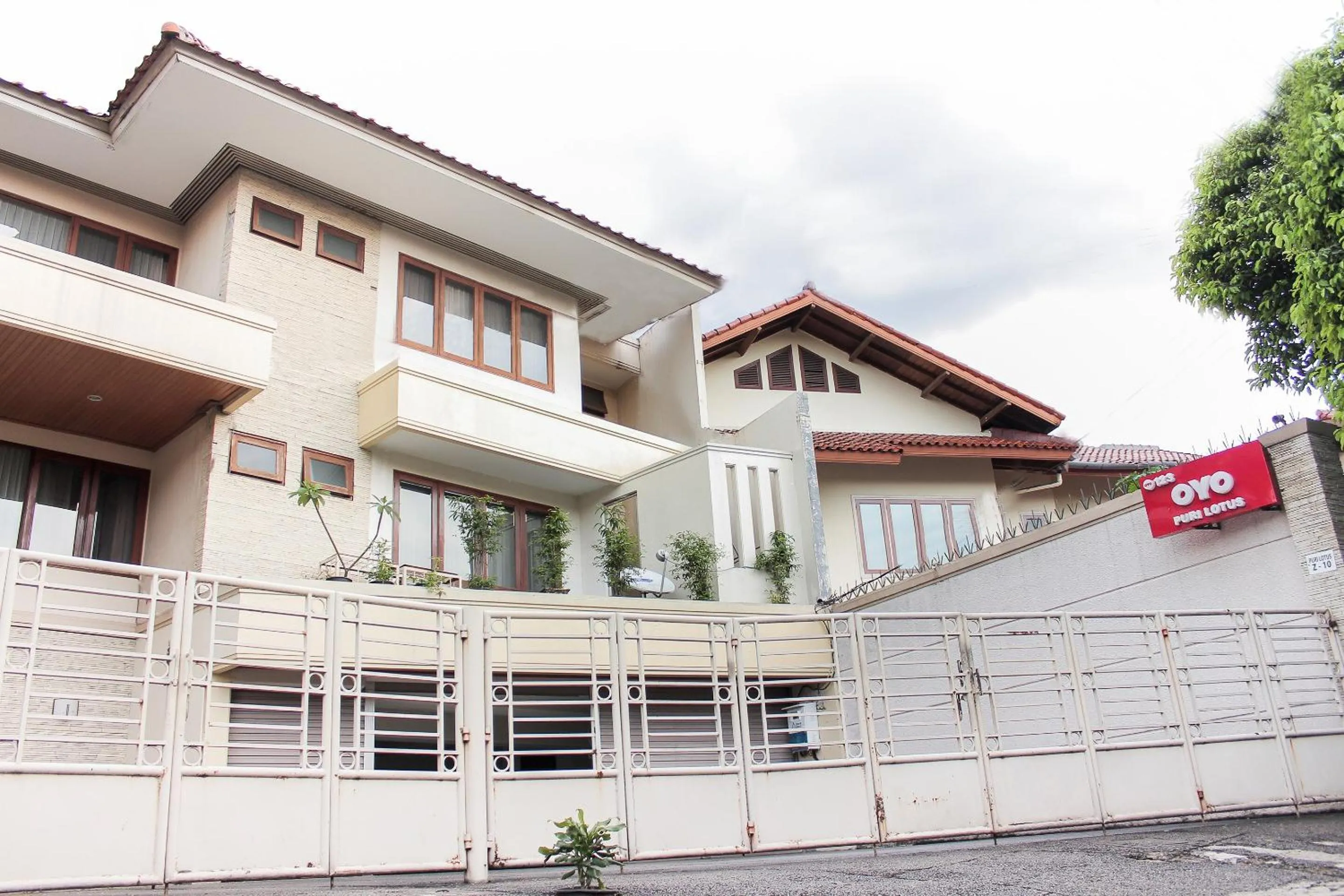 Facade/entrance in Hotel O Puri Lotus