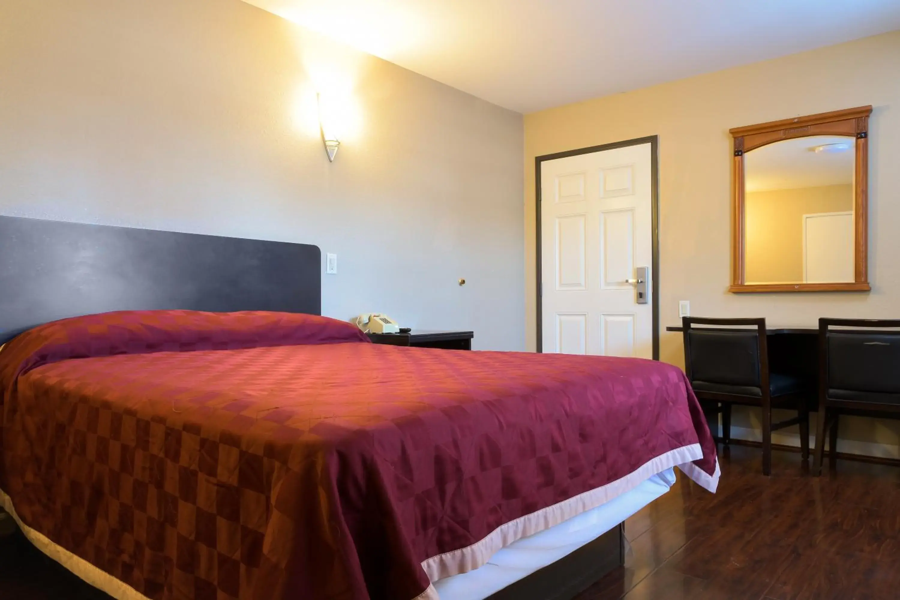 Bed in Covina Motel Bed in Covina Motel