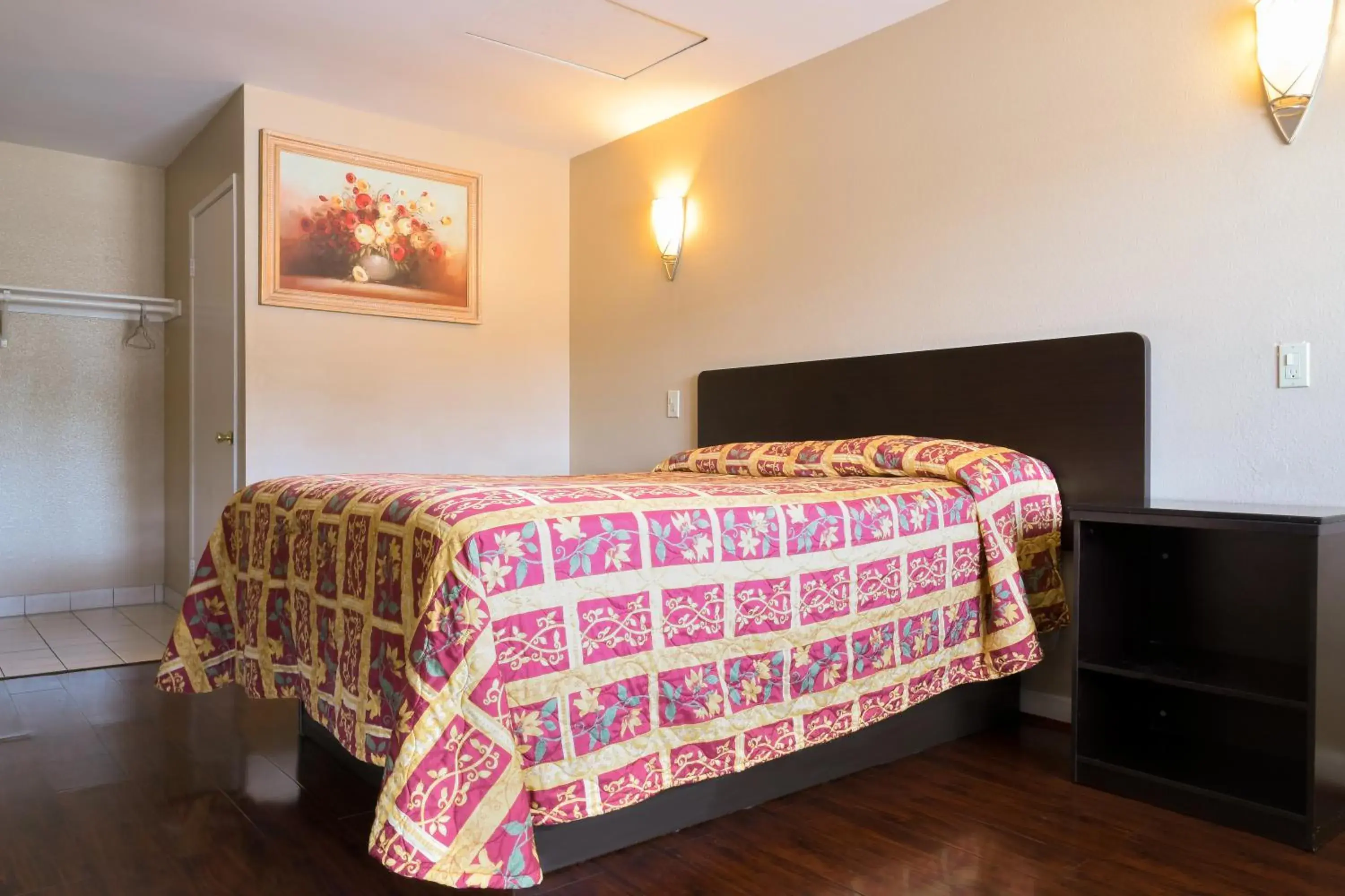 Bed in Covina Motel Bed in Covina Motel