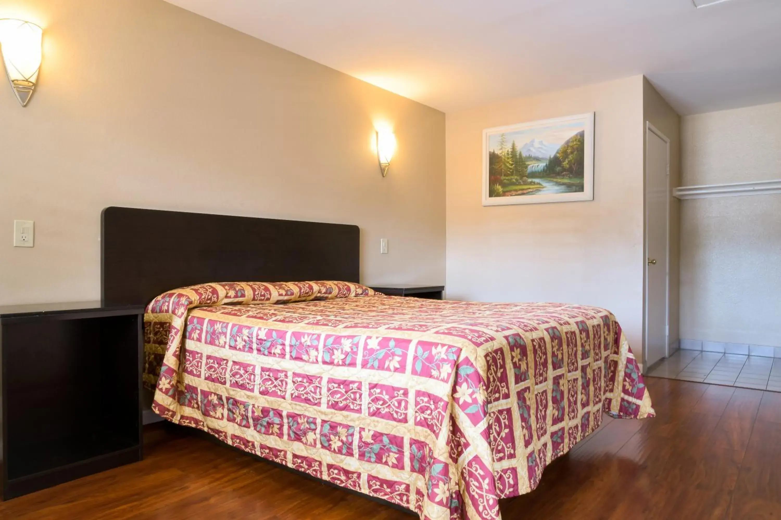 Bed in Covina Motel Bed in Covina Motel