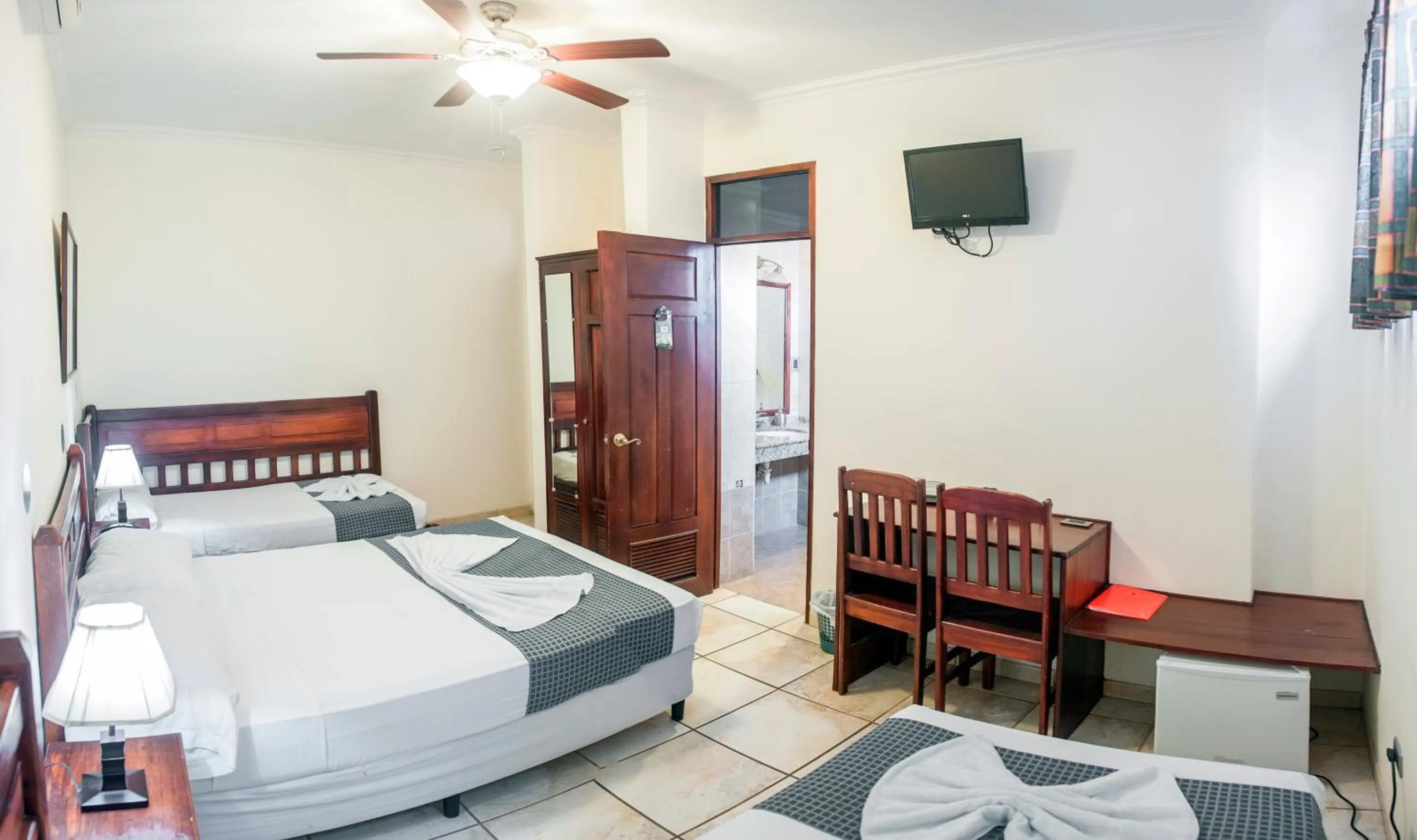 Photo of the whole room, Bed in El Almirante