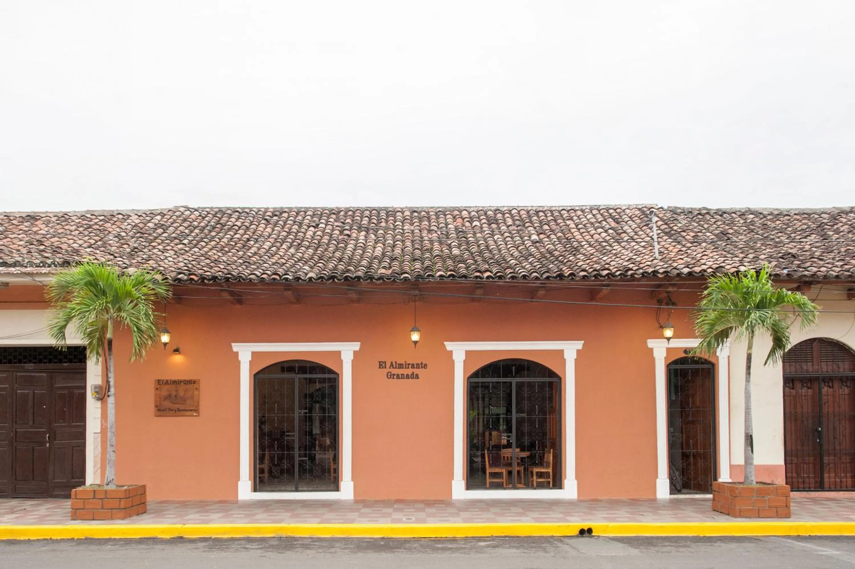 Facade/entrance in El Almirante