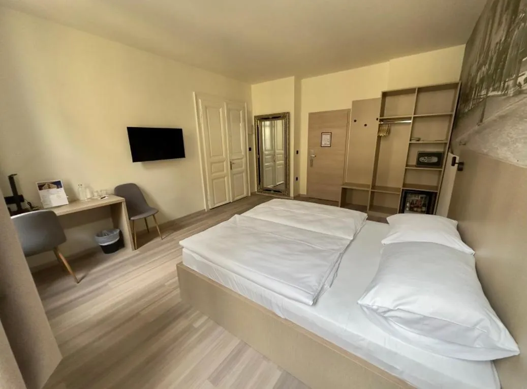 Bedroom, Bed in Hotel Evropa