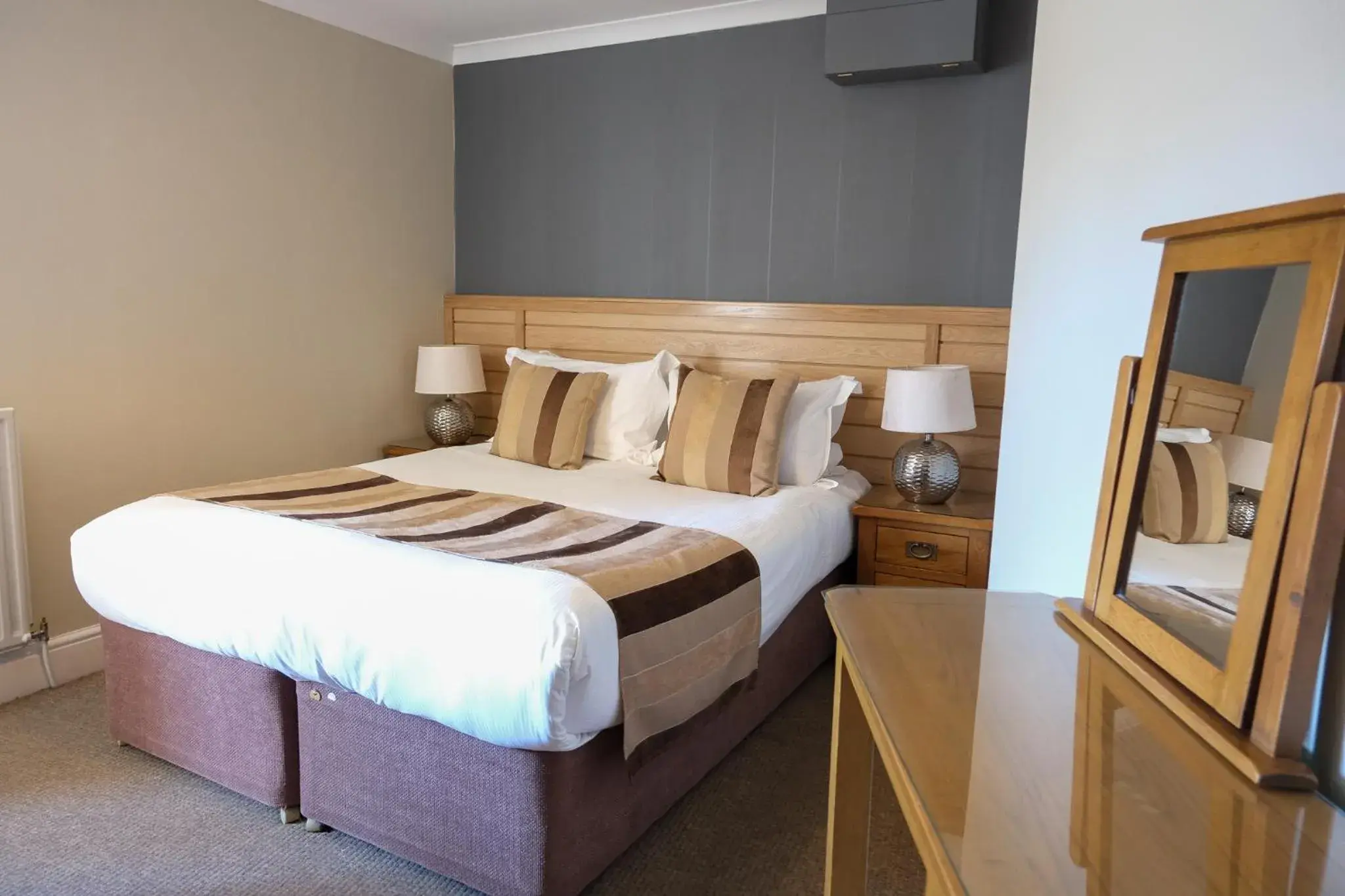 Bedroom in The Glen Mhor Apartments Bedroom in The Glen Mhor Apartments