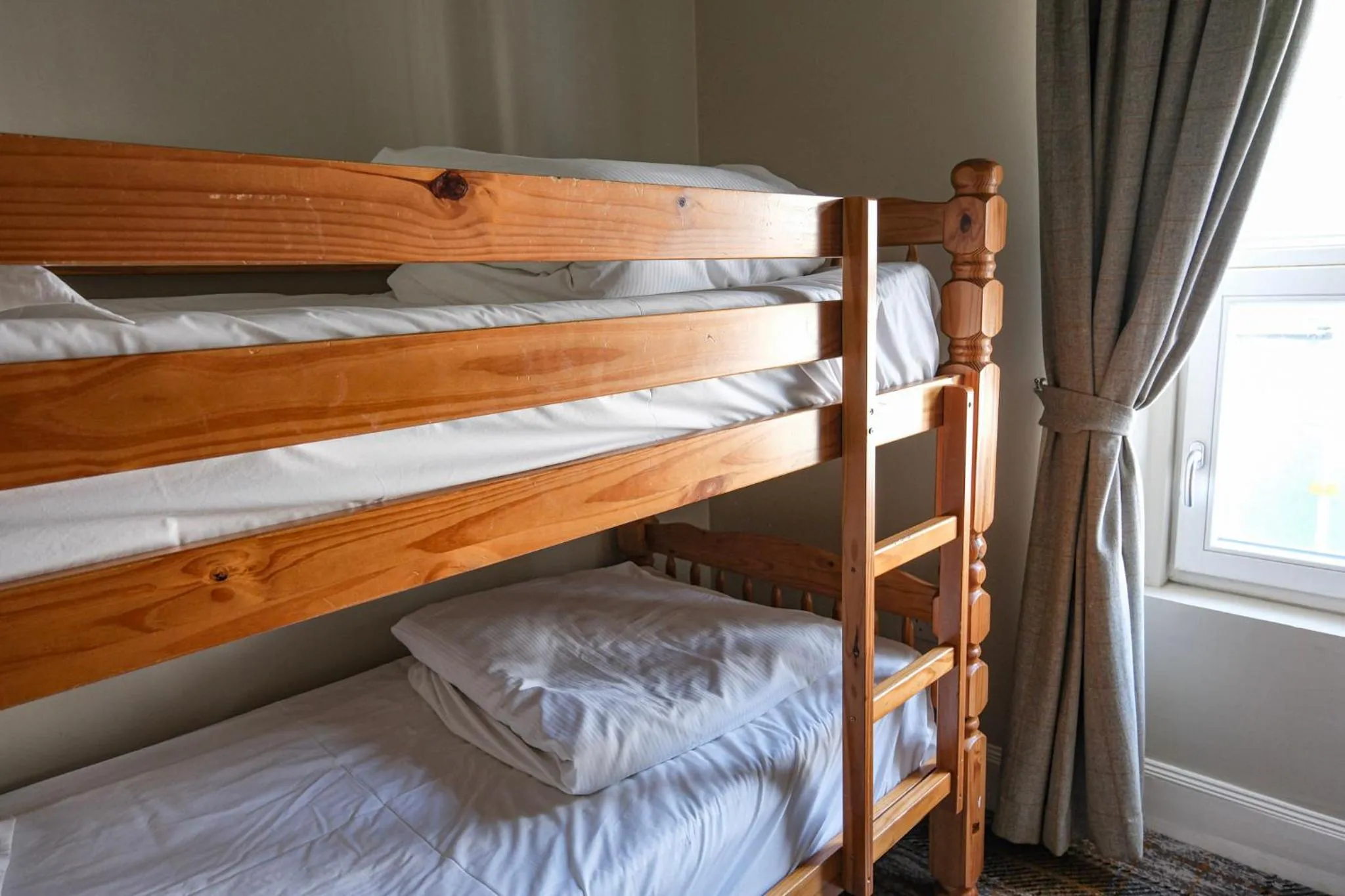 bunk bed, Bed in The Glen Mhor Apartments