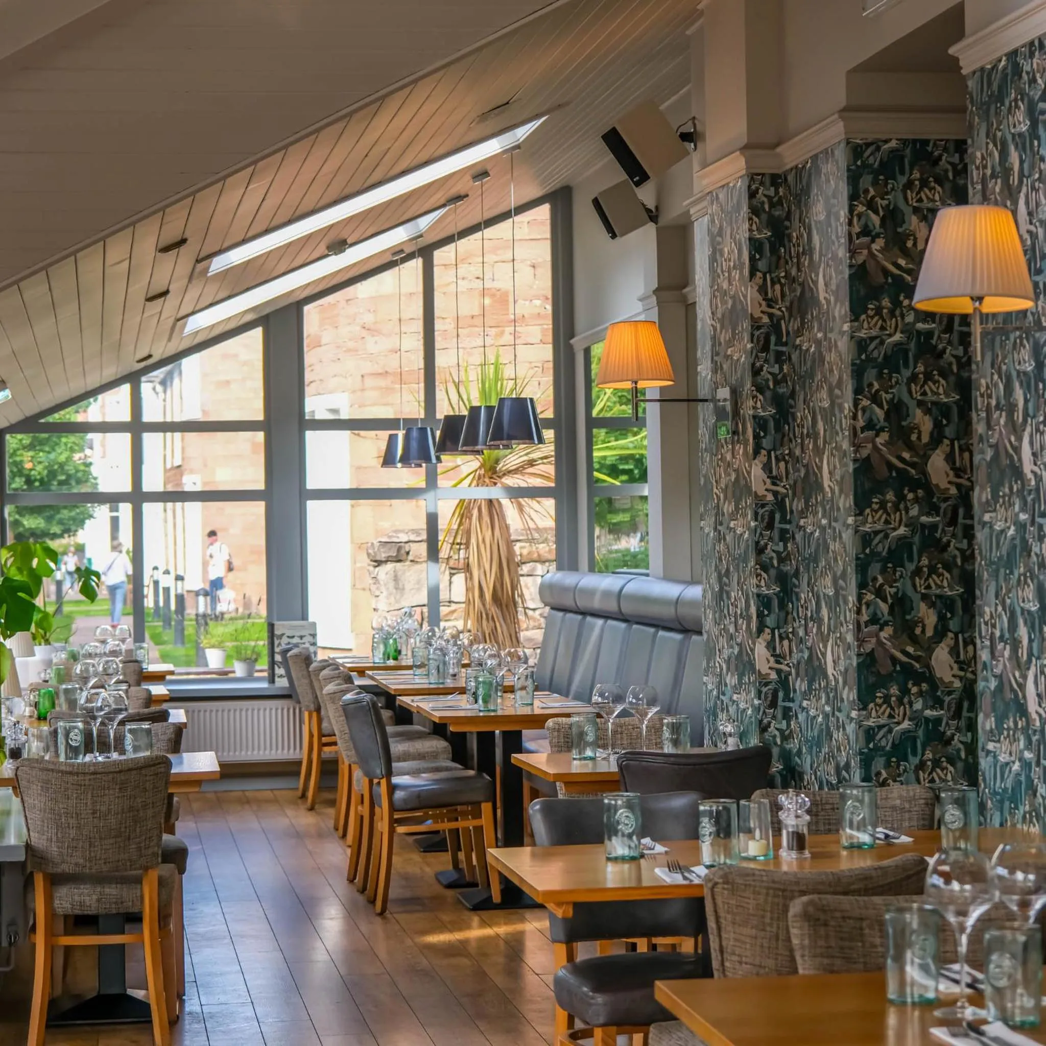 Restaurant/places to eat in The Glen Mhor Apartments