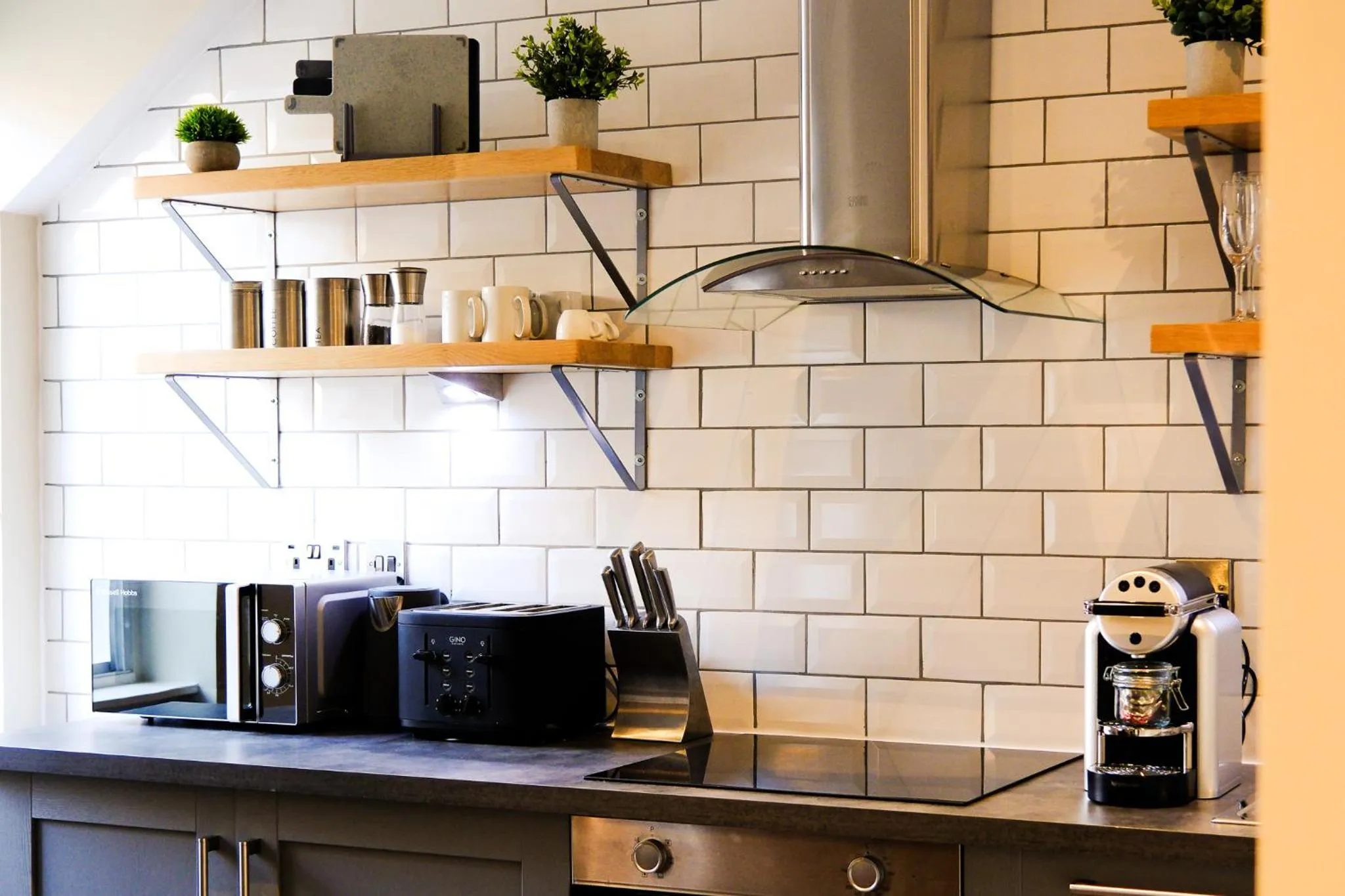 Coffee/tea facilities in The Glen Mhor Apartments