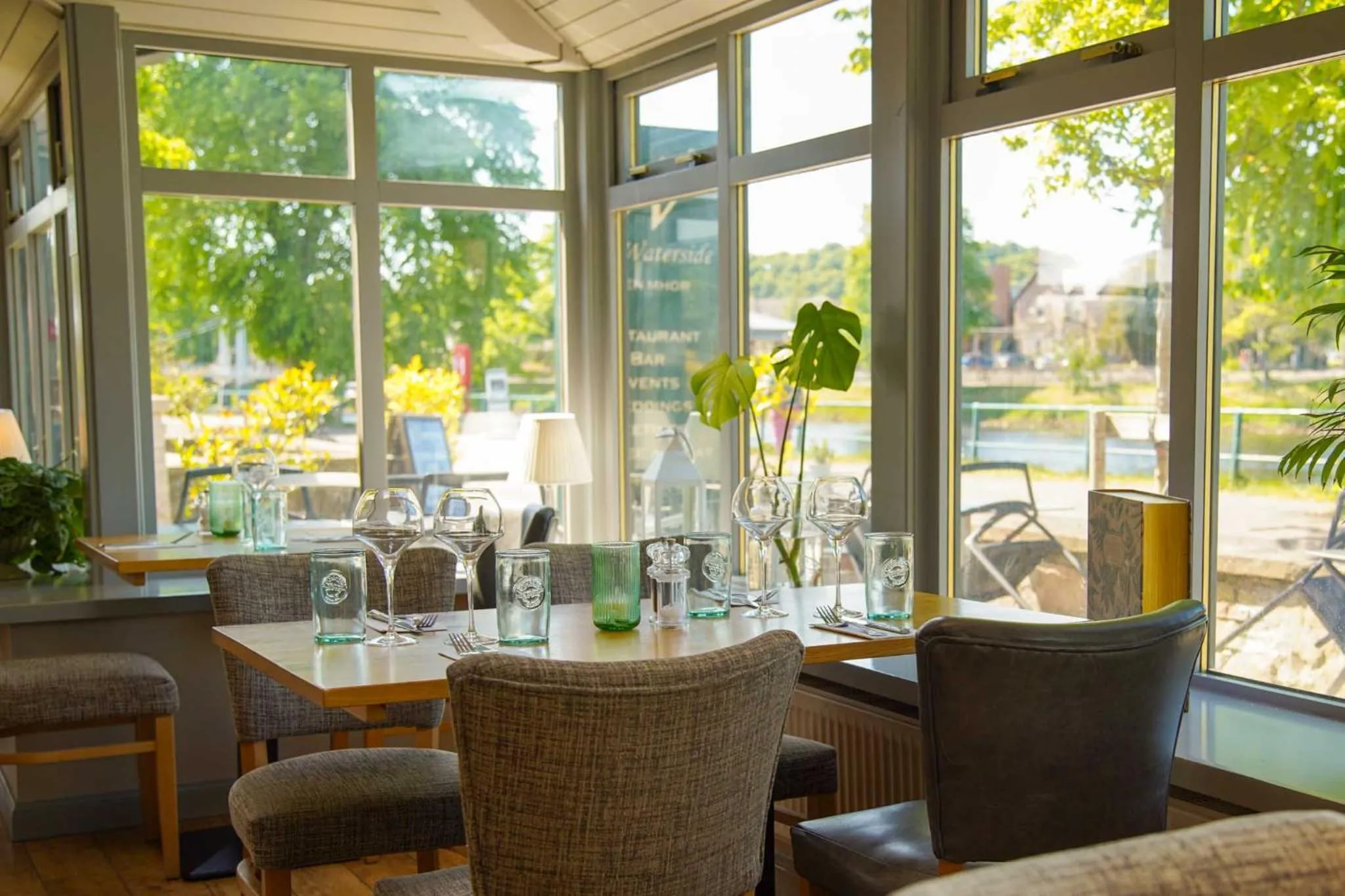 Restaurant/places to eat in The Glen Mhor Apartments