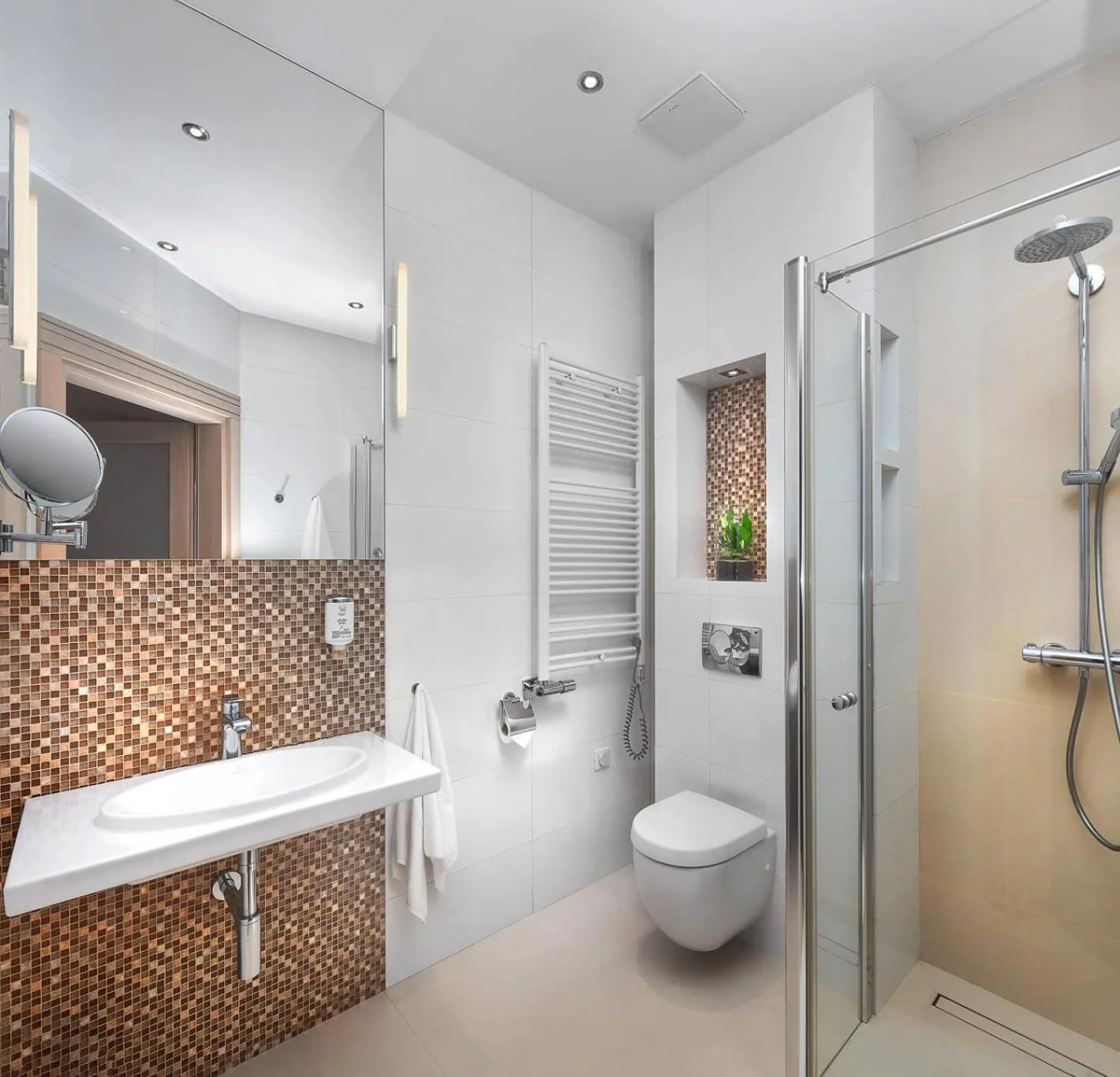 Shower in Columna Medica