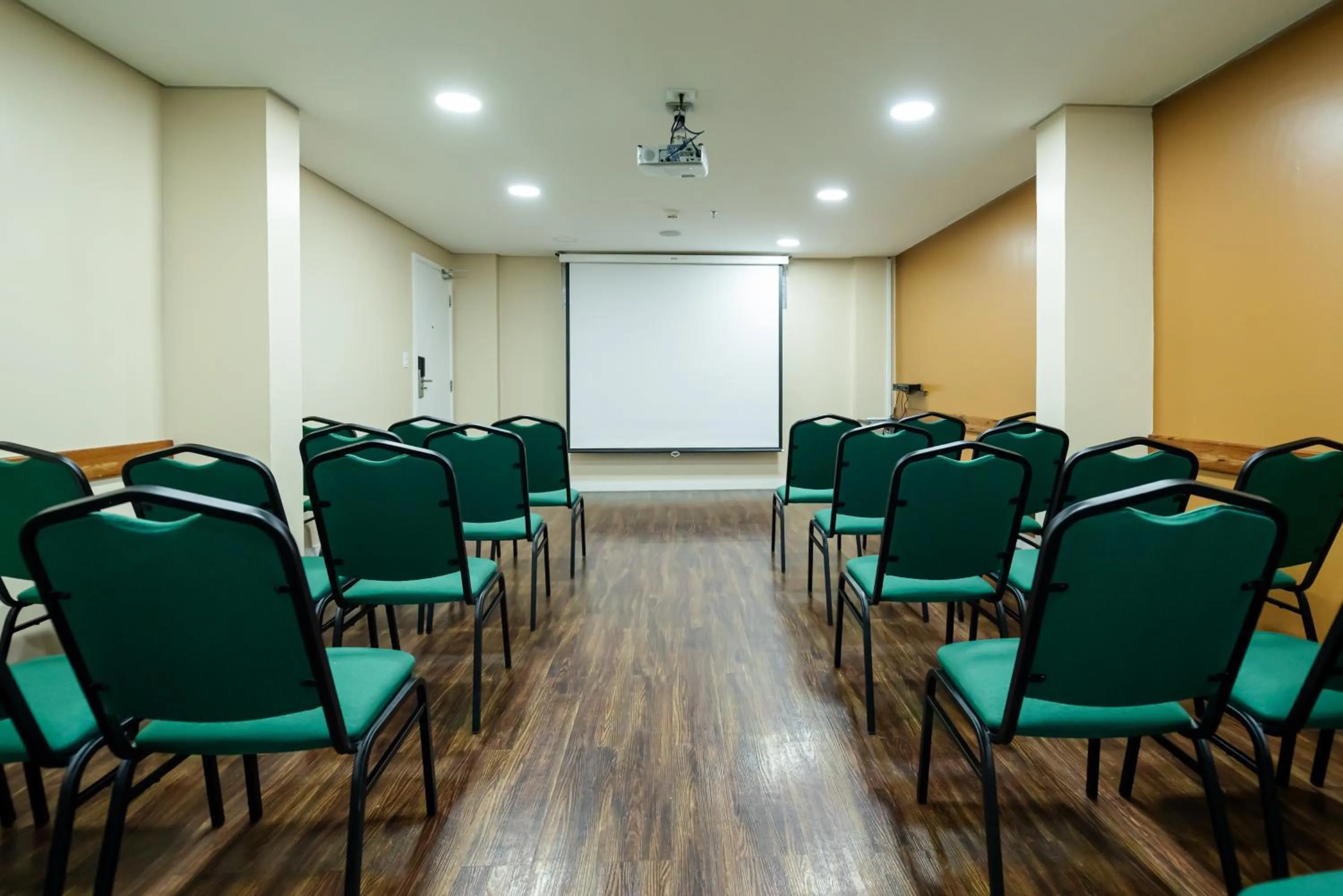 Meeting/conference room in ibis Styles Manaus